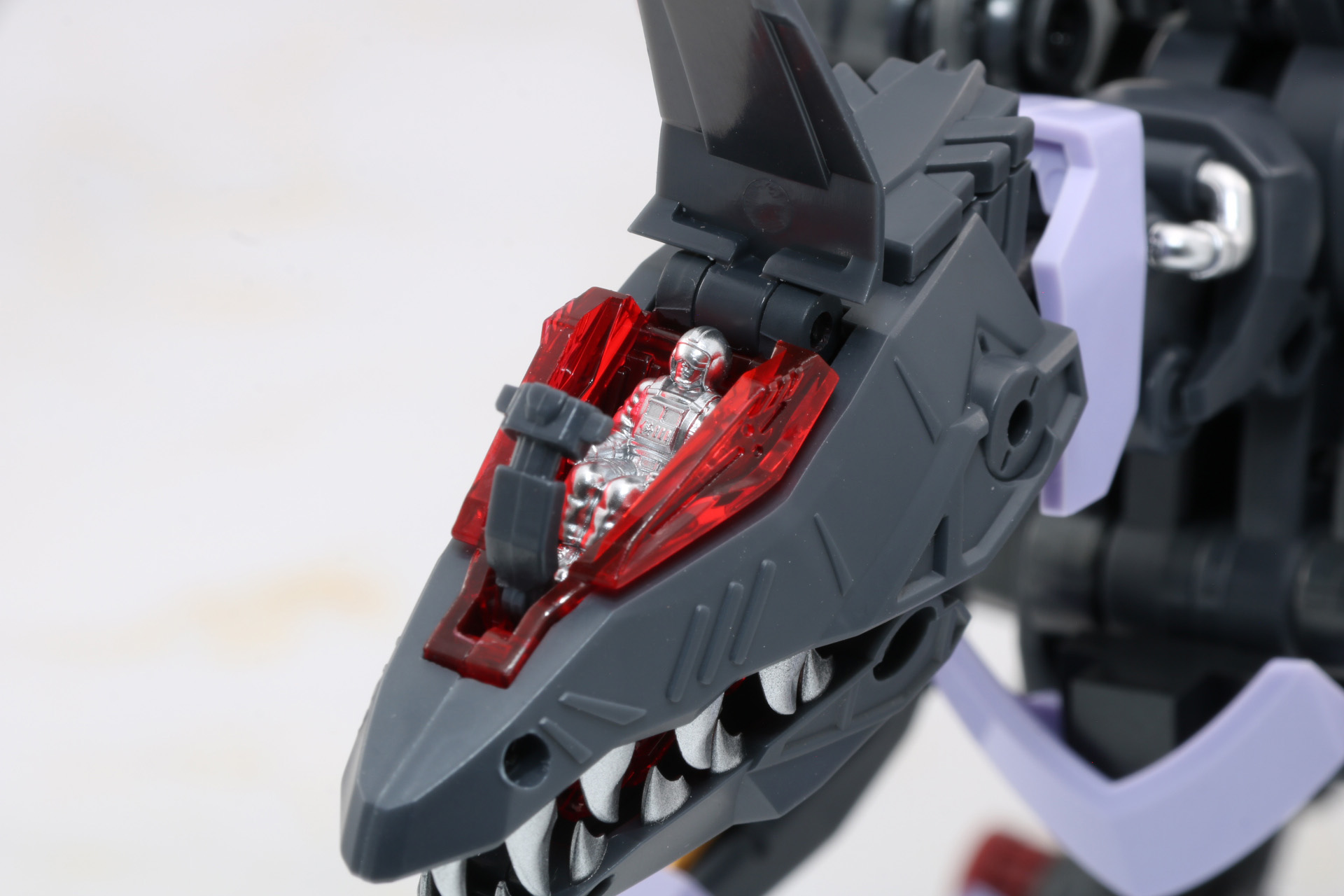 頭部ハッチを開閉することができ、内部にパイロットフィギュアが搭乗できる