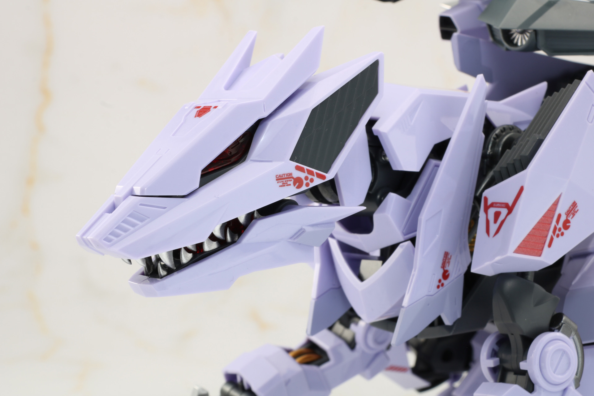 頭部コックピットハッチはアーマーカバーと内部カバーが開く形に