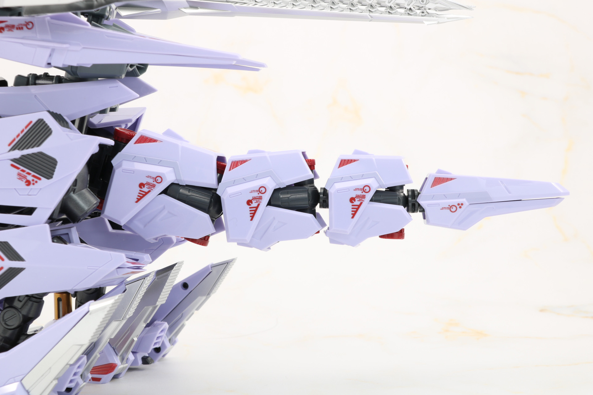 頭部コックピットハッチはアーマーカバーと内部カバーが開く形に