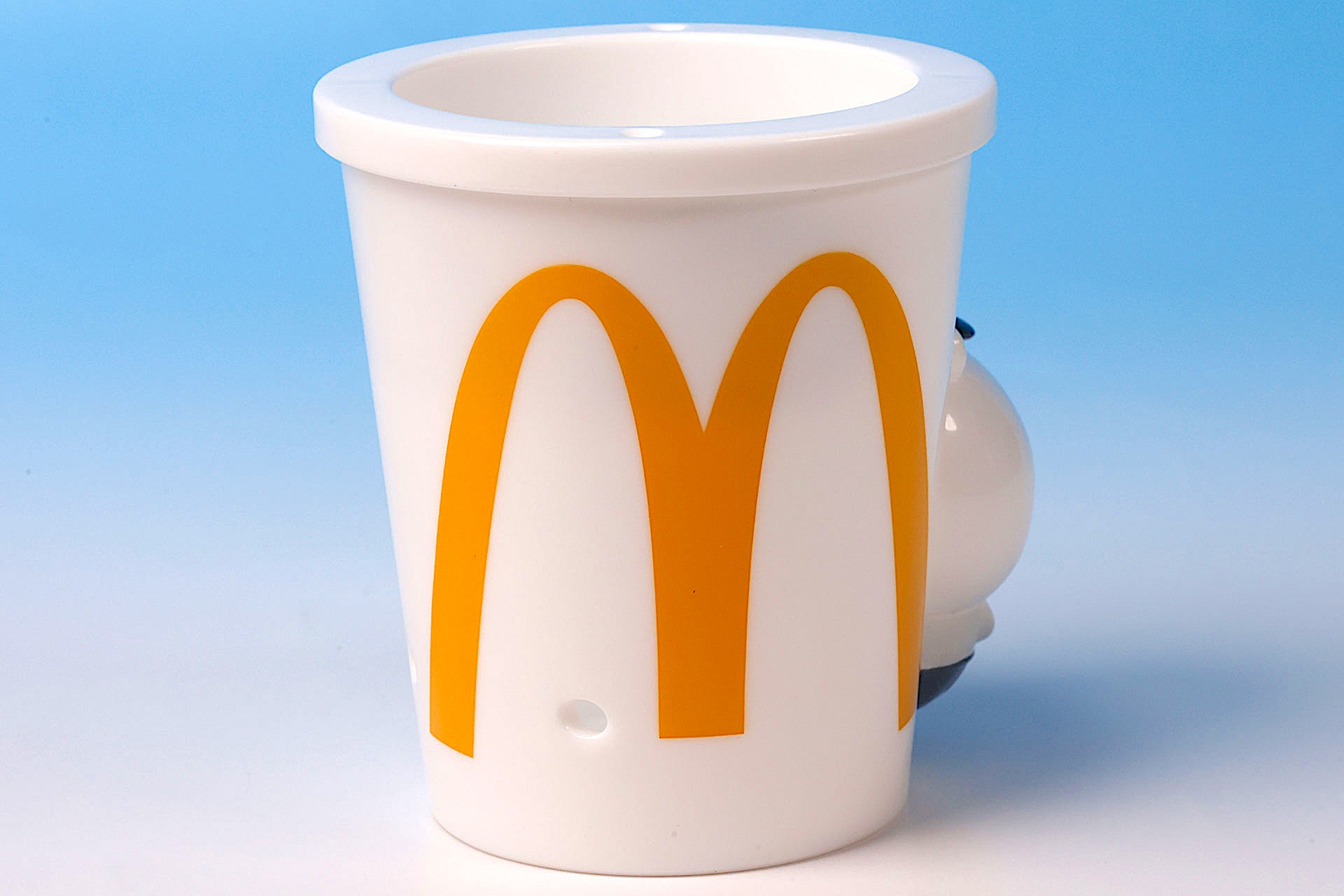 マクドナルドのロゴも大きく描かれている