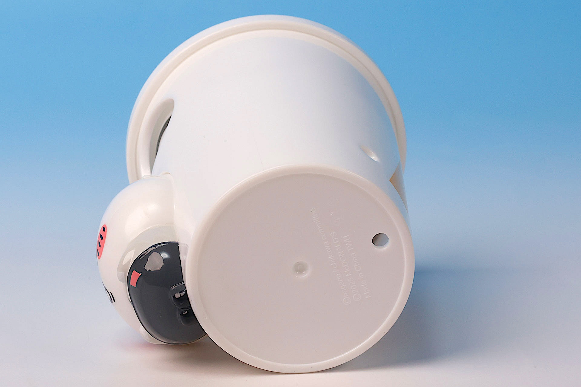 カップの底面部分には穴が開けられている