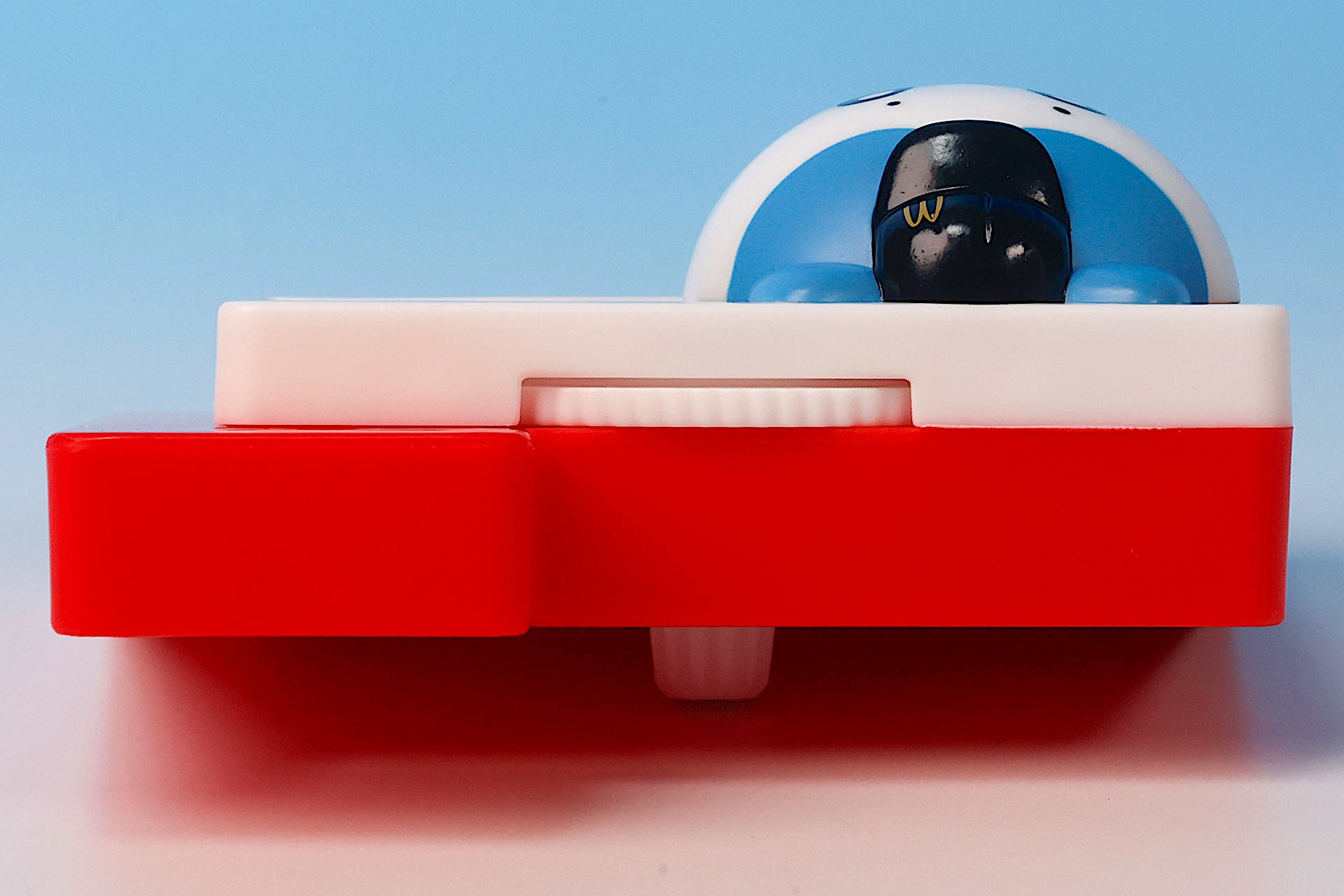 上部側面に大きめのダイヤルが付けられている