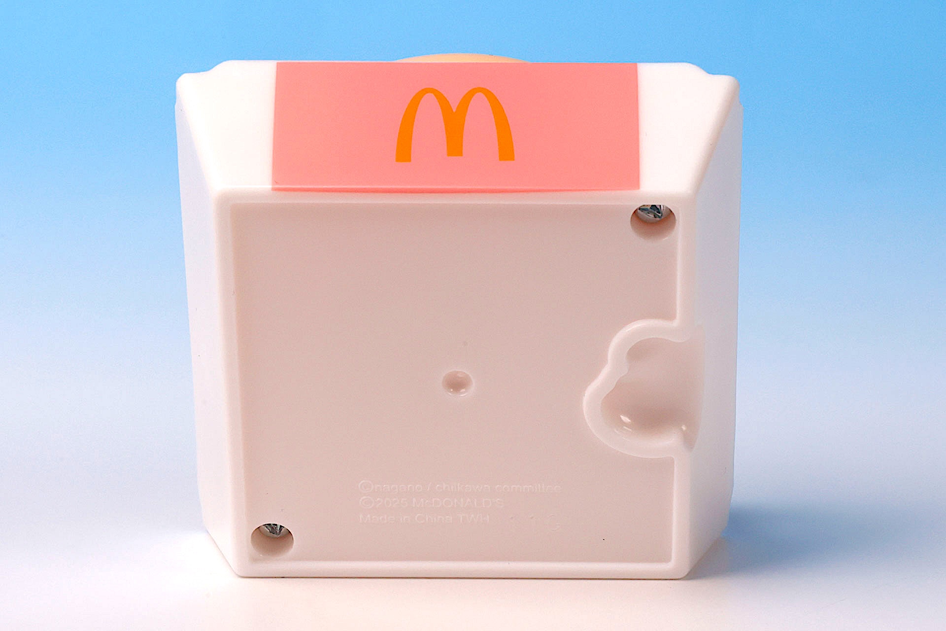 パンケーキの底には、うさぎを取り付けるための窪みが用意されている