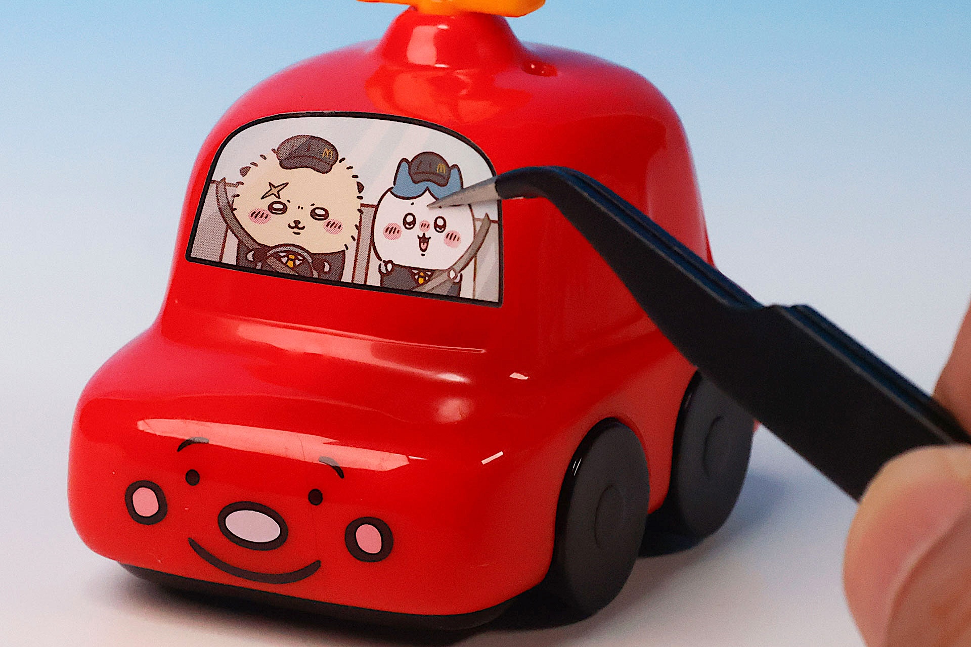 まずはシールをおもちゃに貼っていこう