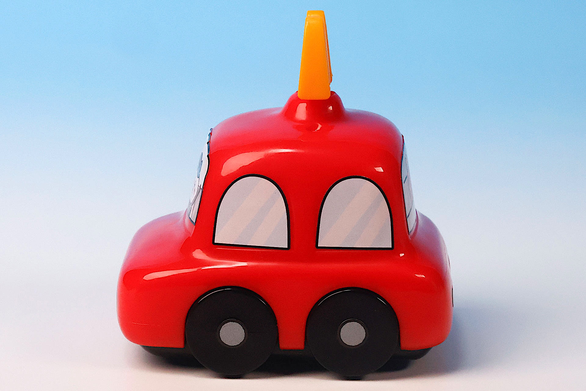 窓などはシールで再現したものだ