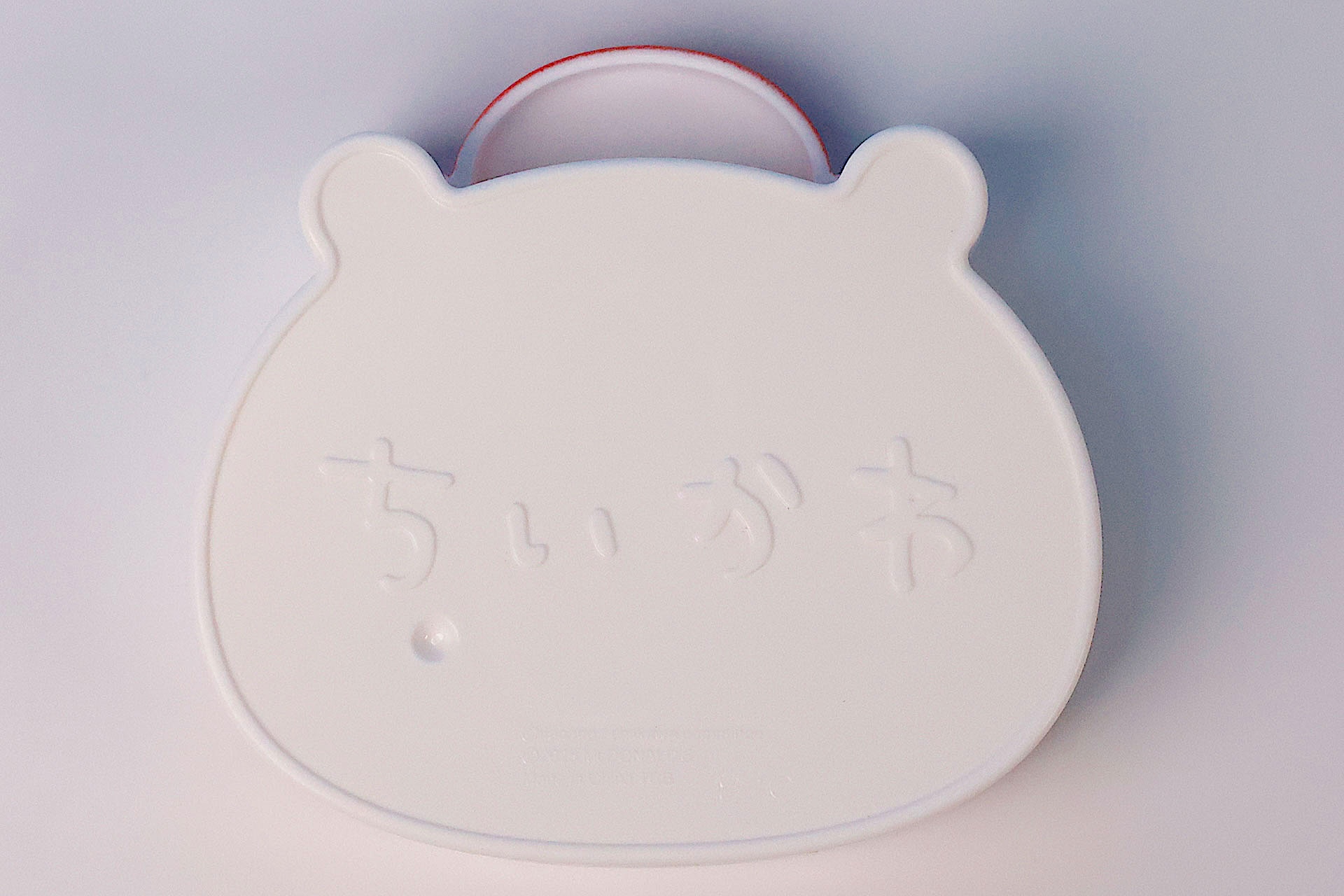 裏側はエンボスで「ちいかわ」の文字が描かれている