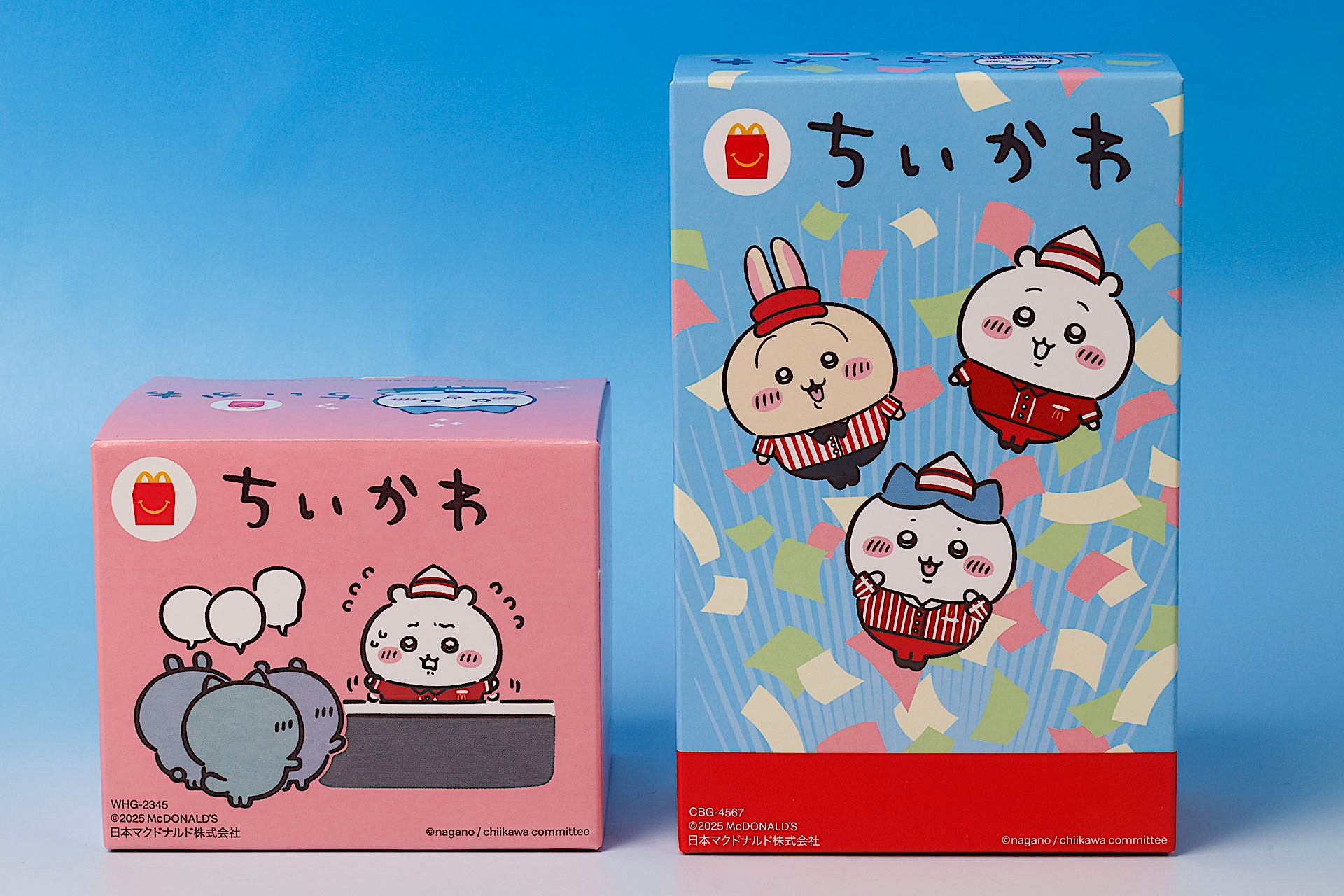 こちらが今回のおもちゃ箱。ピンク色が第1弾、青色が第2弾だ。箱に描かれているのは、過去のマクドナルドクルーのユニフォームである