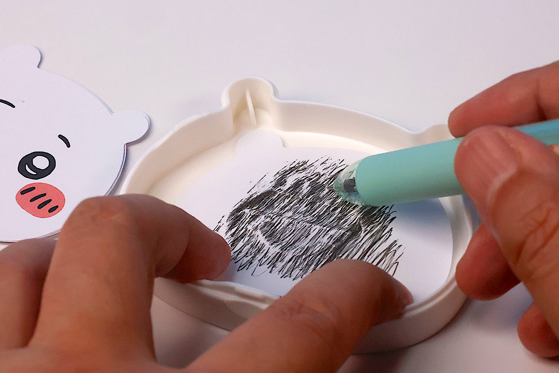 メモを置いてペンでこすってみよう