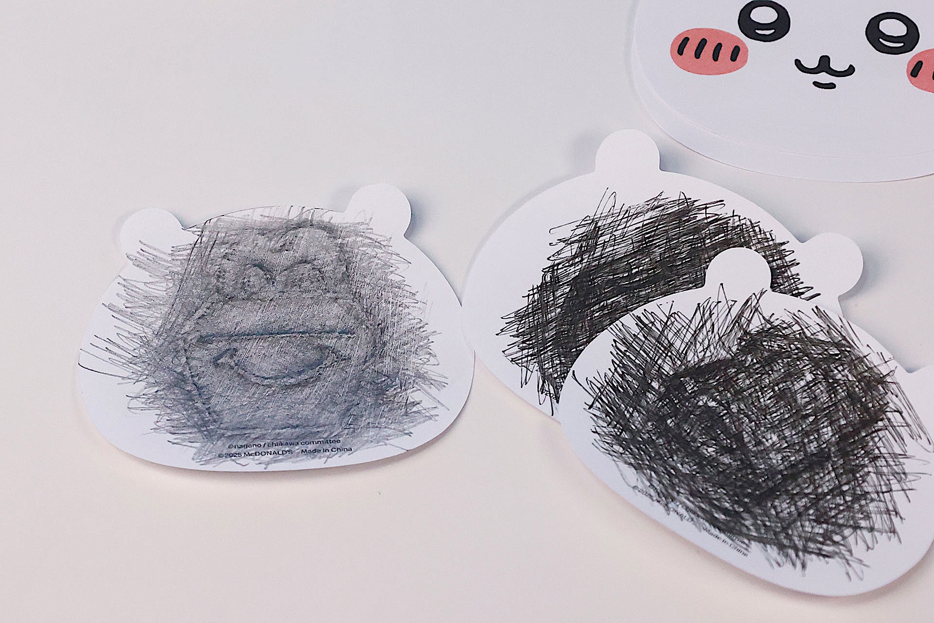 ボールペンではあまりうまくいかなかったが、鉛筆を使用すると絵が浮かび上がってきた