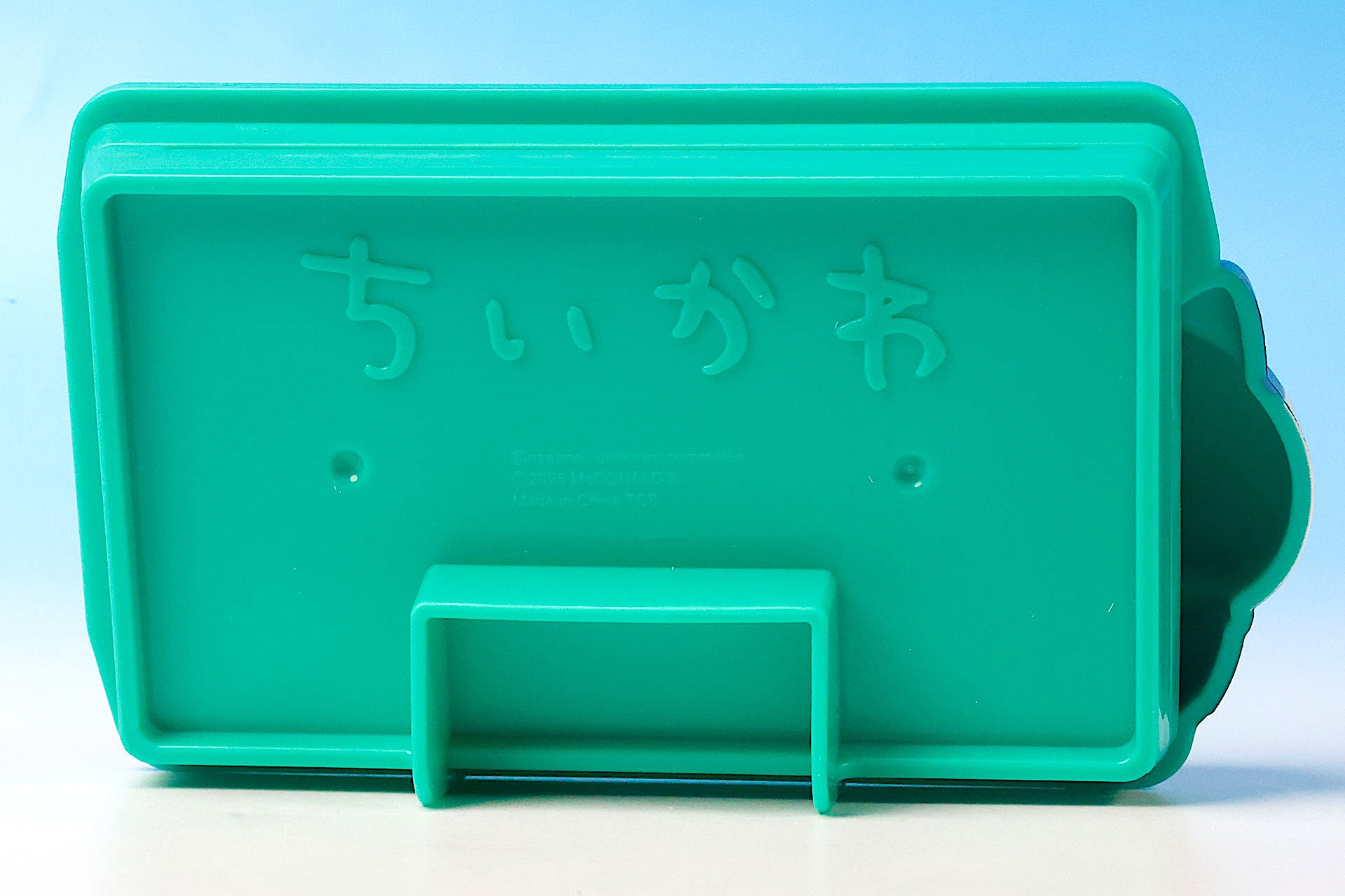 背面に「ちいかわ」の文字が刻まれている