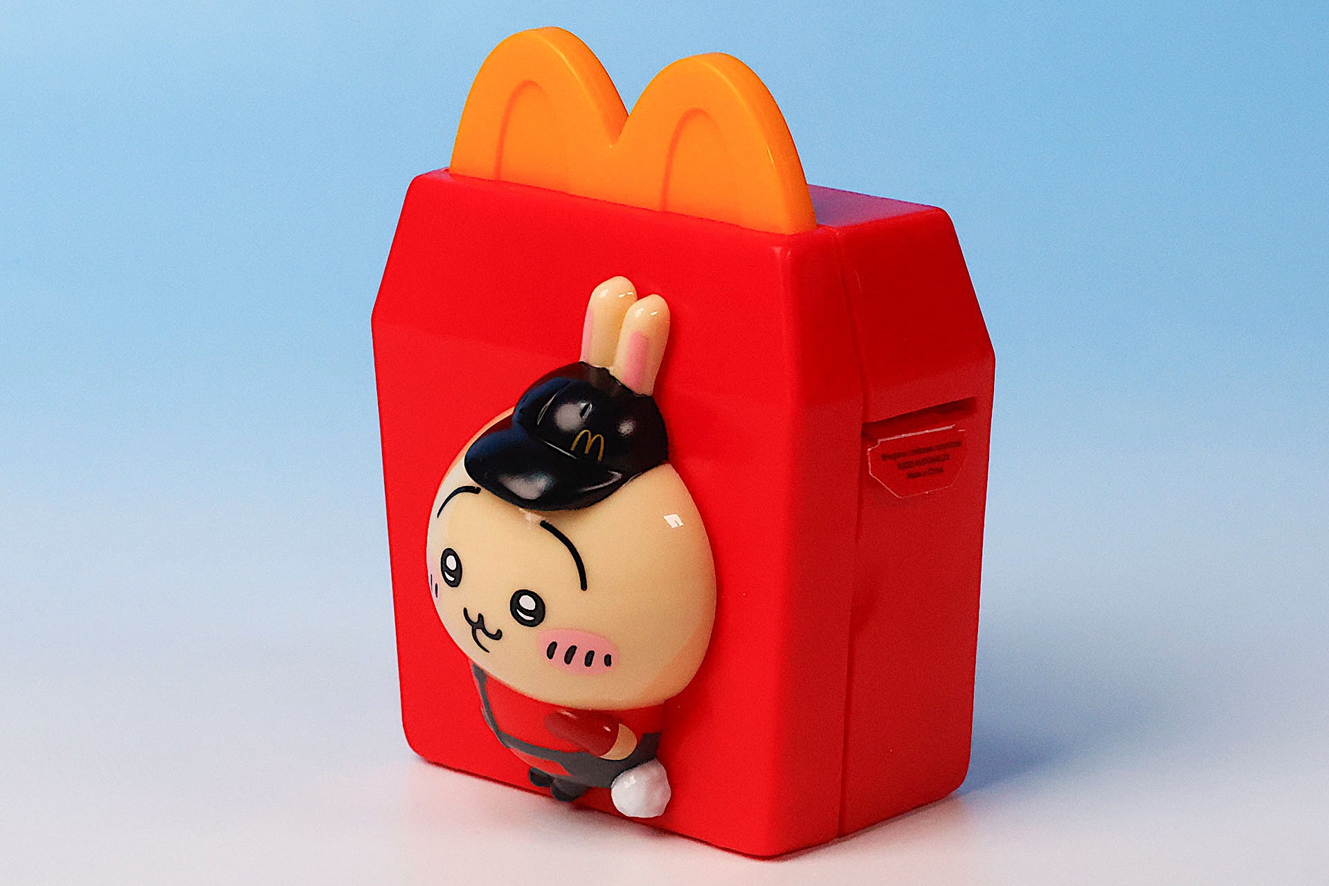 ウサギの背後にあるのはハッピーセットボックスを模ったシールディスペンサーだ