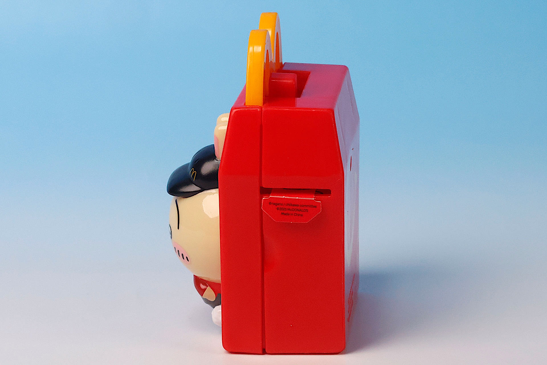 シールが引き出しやすいようにつまみが付けられている