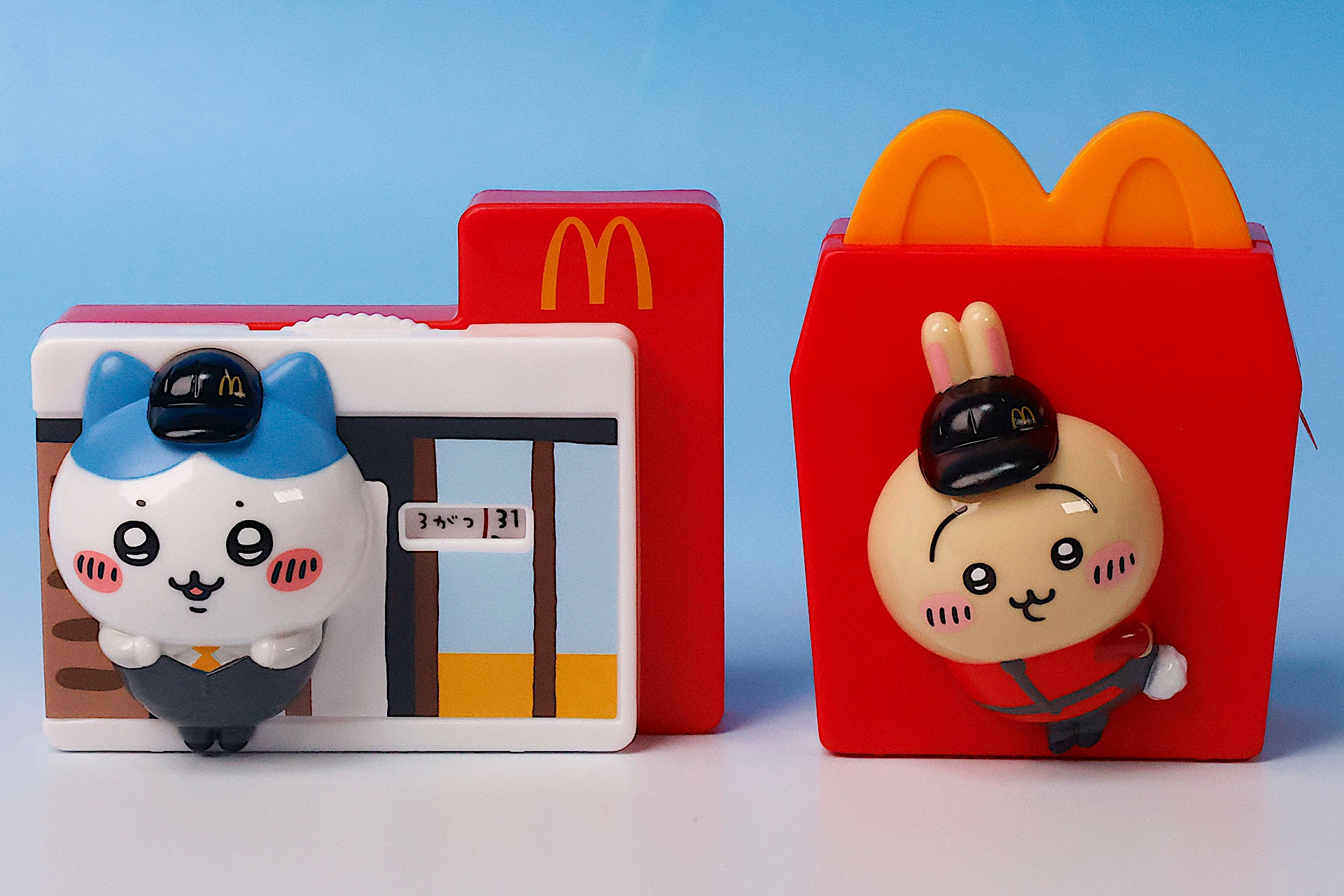 マクドナルドクルーのユニフォームに身を包んだちいかわたち