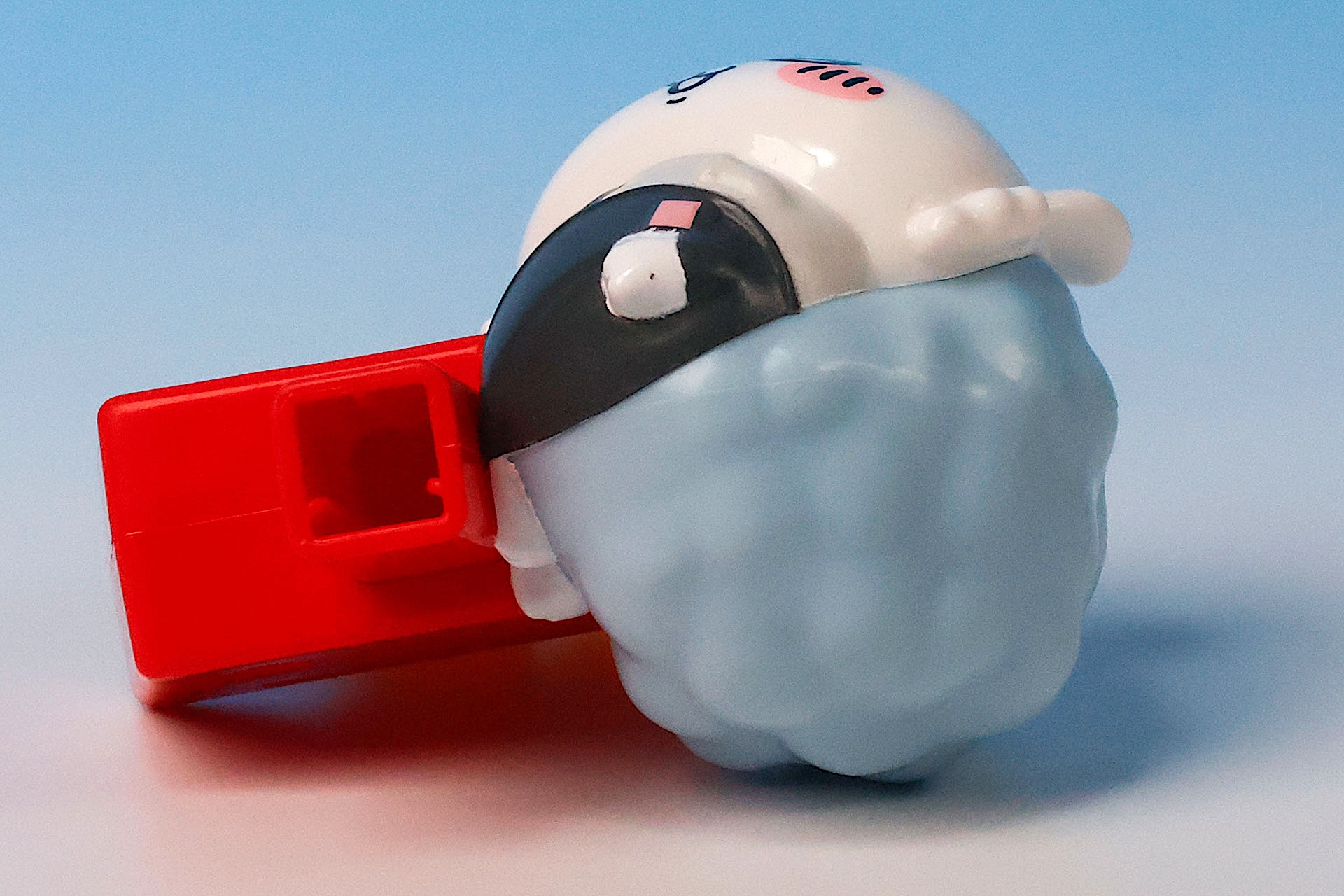 四角い穴に鉛筆が差し込めるようになっている