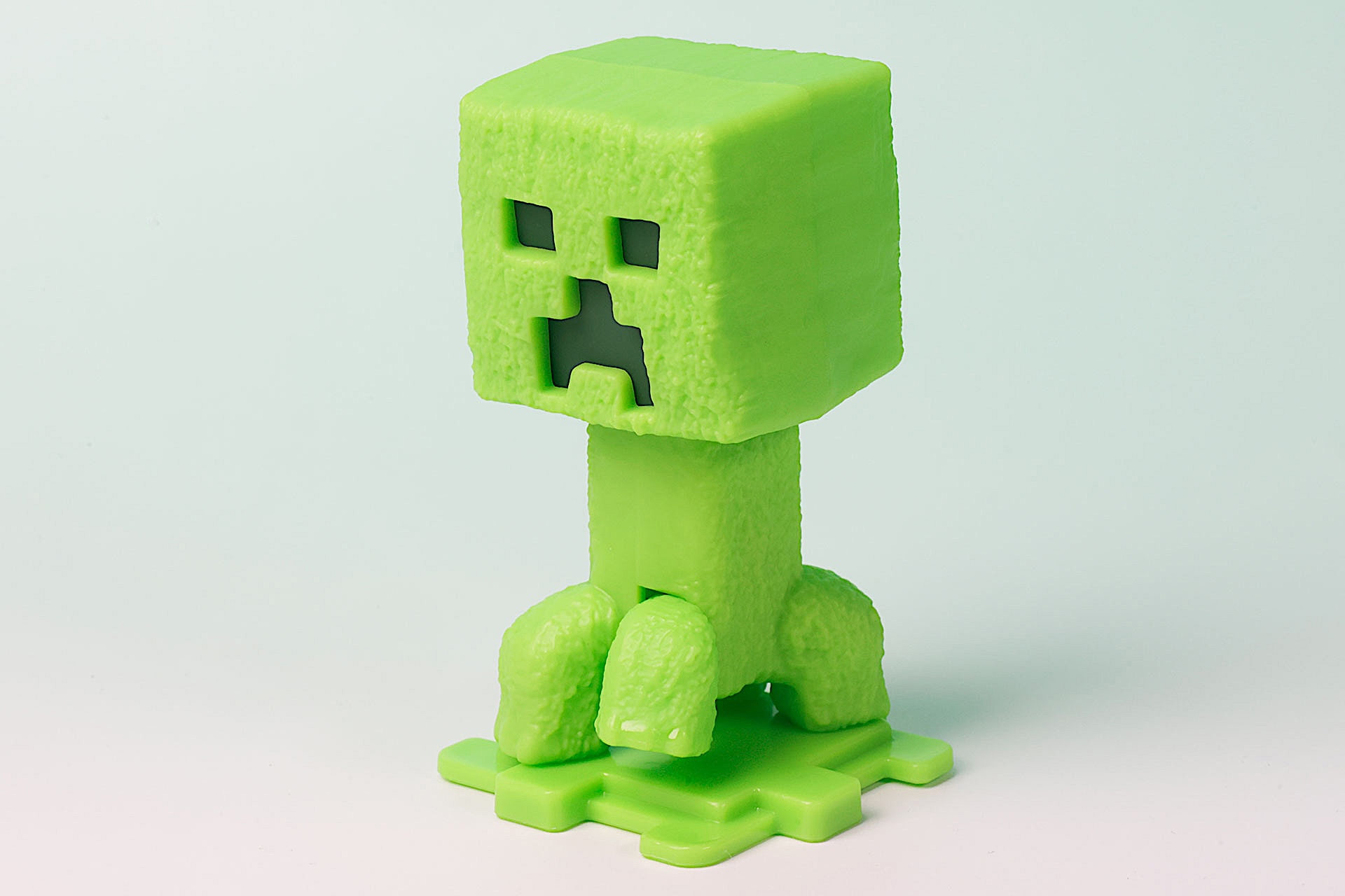 足の下の台座部分は、ほかのおもちゃと繋げられるようになっている