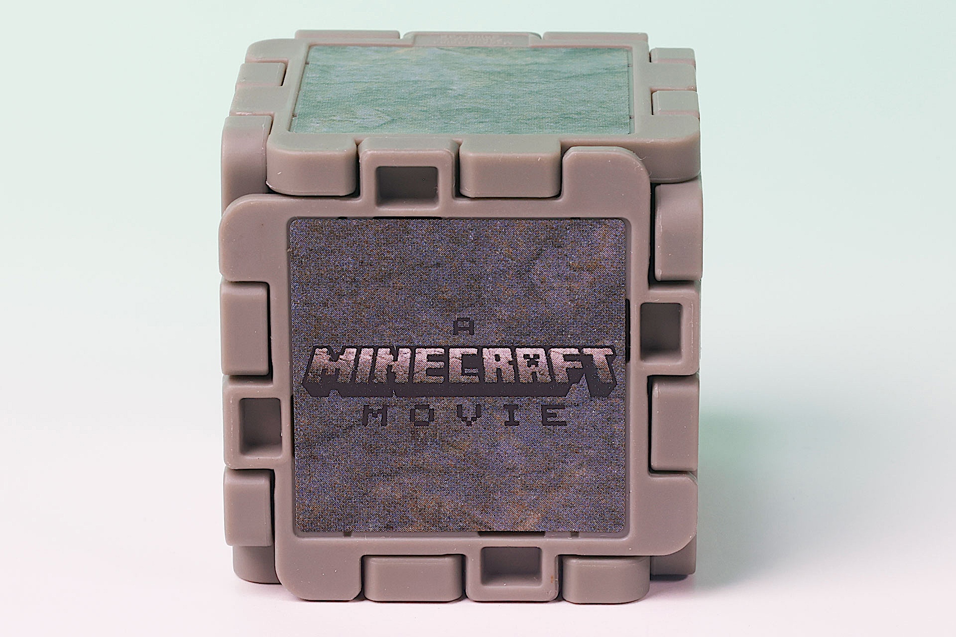 ロゴマークが書かれているパーツは取り外しが可能だ