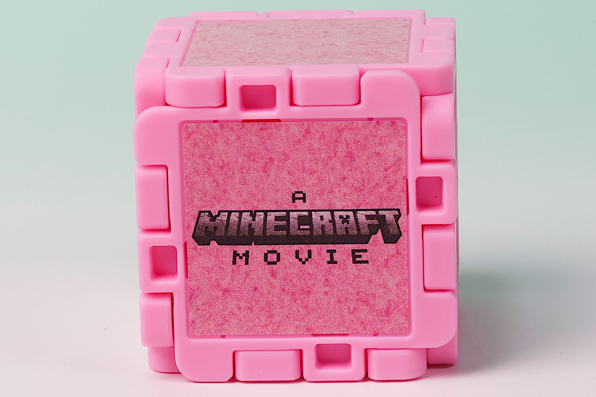 ロゴが描かれた面のパーツは取り外しができる