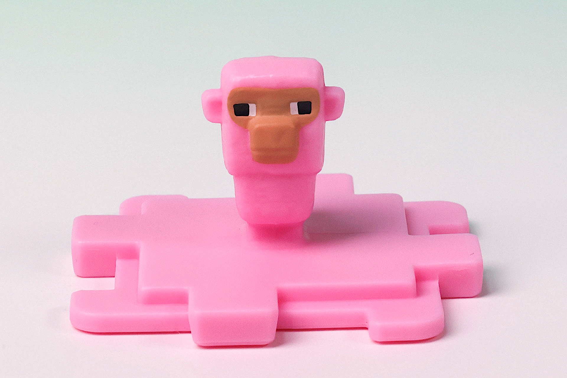 ロゴマークの裏面にはピンク羊が付けられている