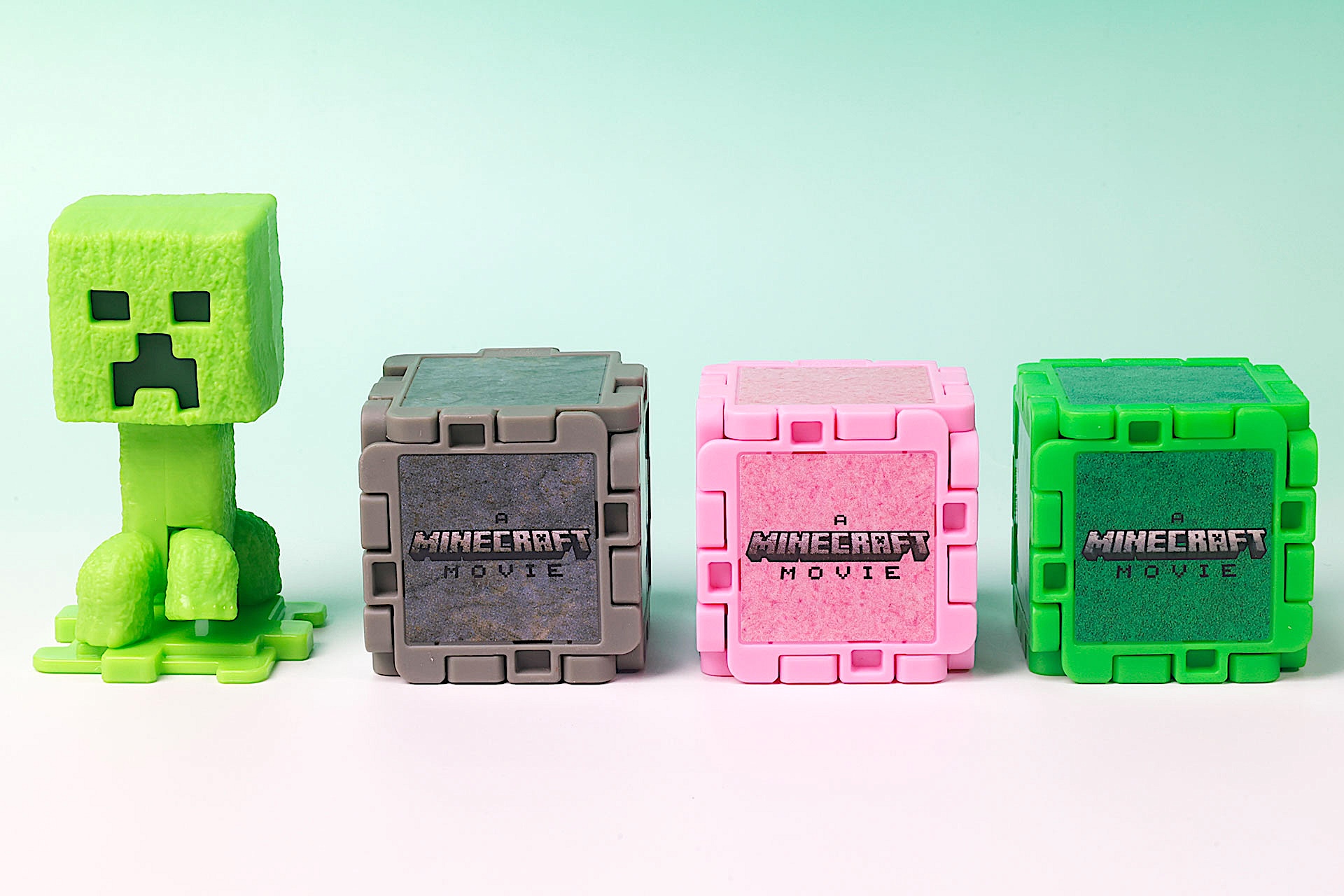 こちらが第1弾（5月16日〜5月22日）のハッピーセット「マインクラフト ザ・ムービー」に登場するおもちゃ。写真左から「クリーパー」、「石ブロックとギャレット」、「ピンクのウールブロックとピンク羊」、「草ブロックとラマ」