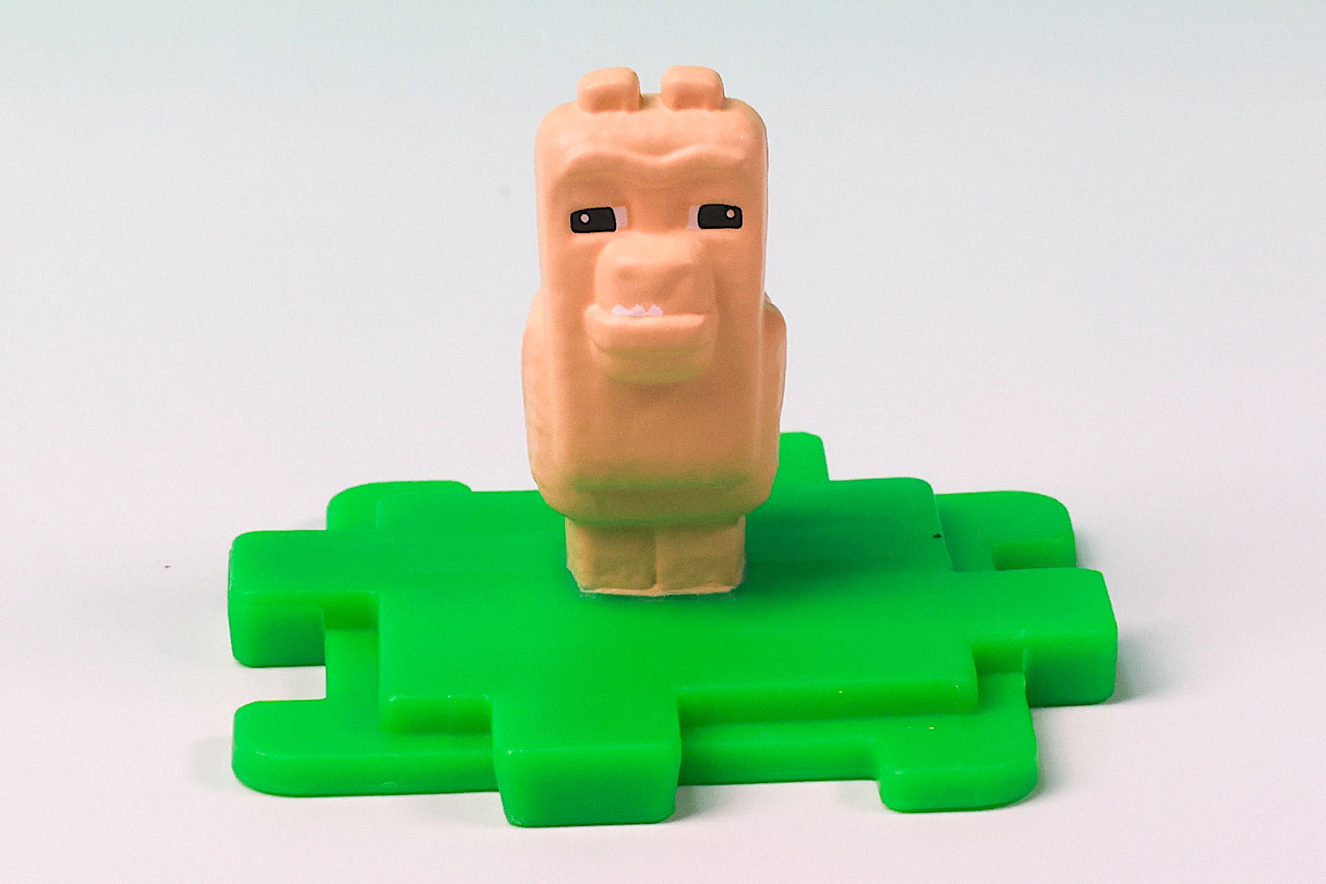 ロゴの裏にはラマがくっついている