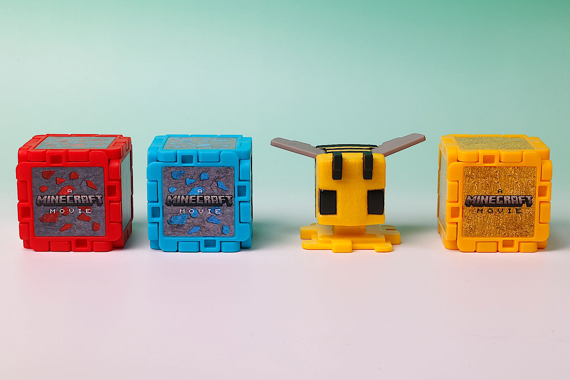 こちらが第2弾（5月23日〜5月29日）のハッピーセット「マインクラフト ザ・ムービー」に登場するおもちゃ。写真左から「レッドストーンブロックとクリーパー」、「ダイヤモンドブロックとスティーブ」、「ハチ」、「金ブロックとドーン」