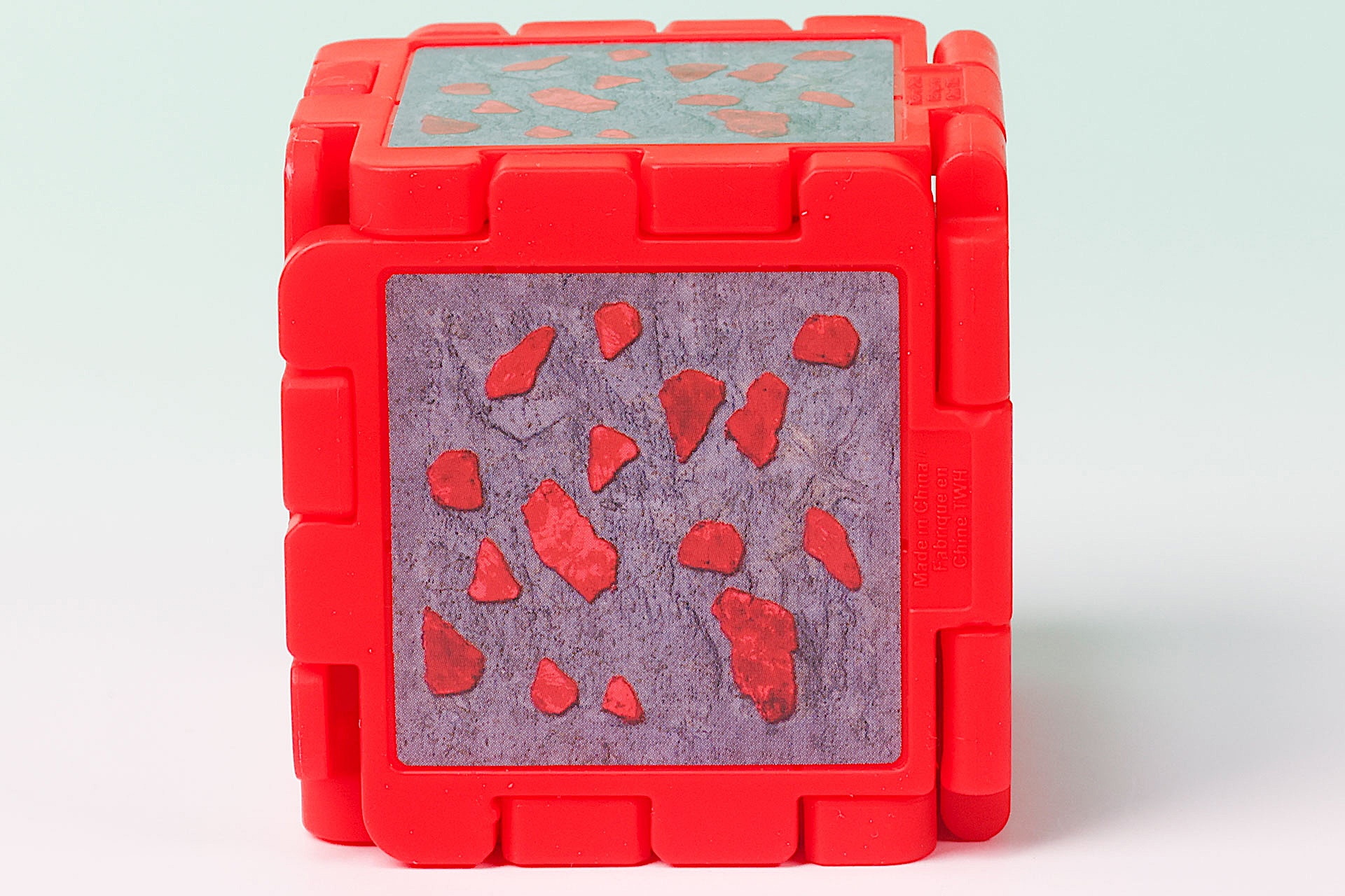 ロゴが描かれている面以外は概ね同じ見た目だ