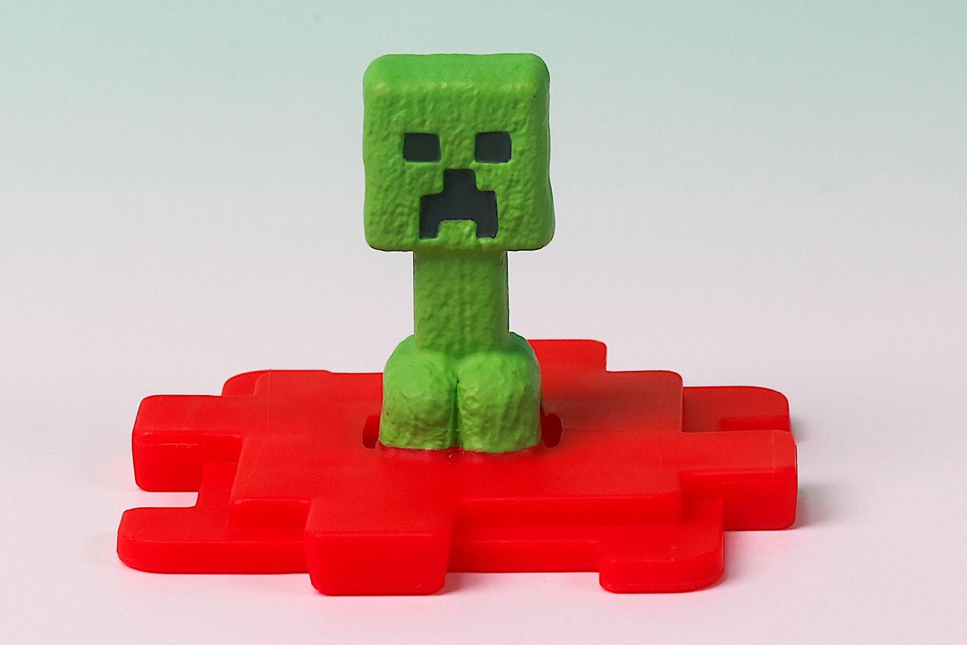 ロゴの裏面側には小さなクリーパーが出現！