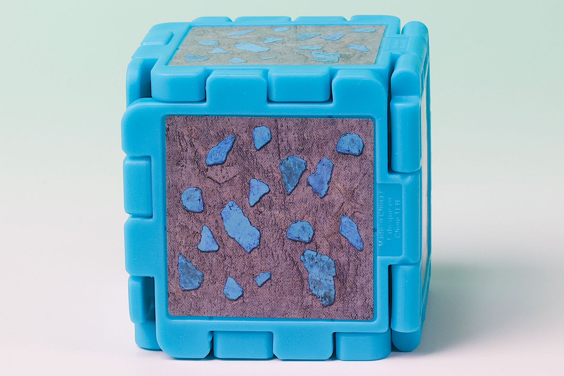 いかにも鉱石らしい見た目のブロックだ