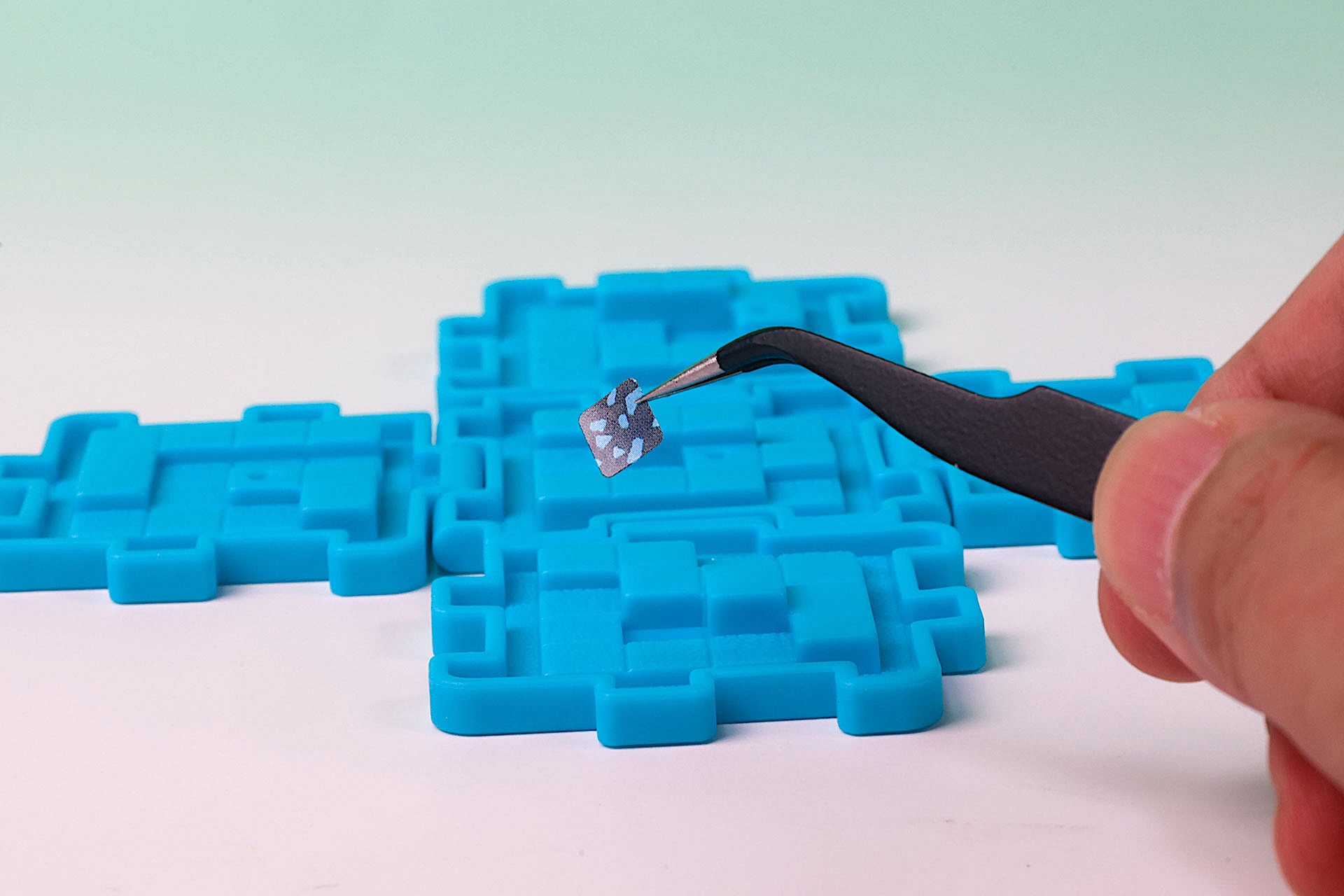 ピンセットなどがあればシールも貼りやすくなる