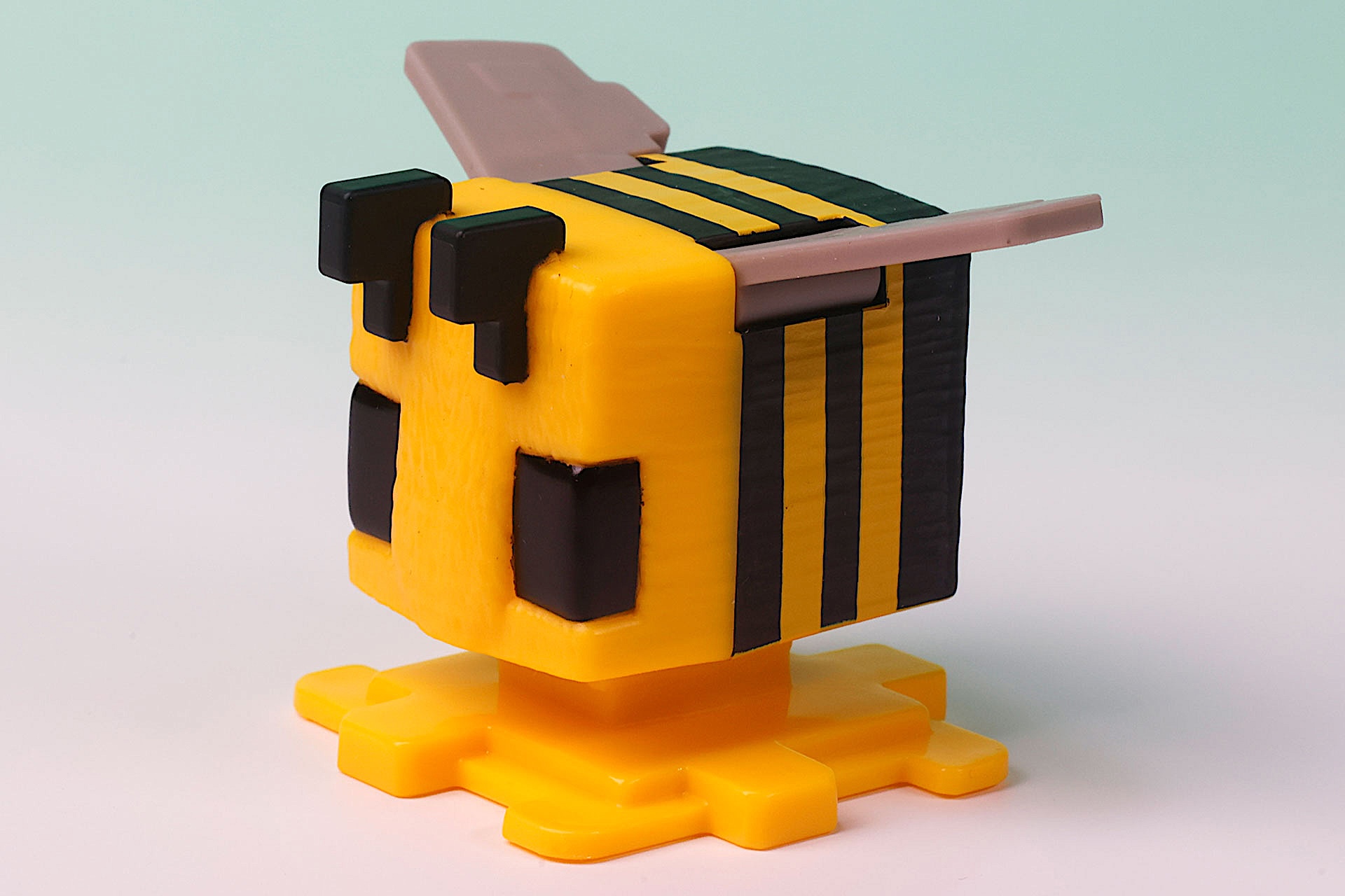 どこから見てもまごうことなきハチである