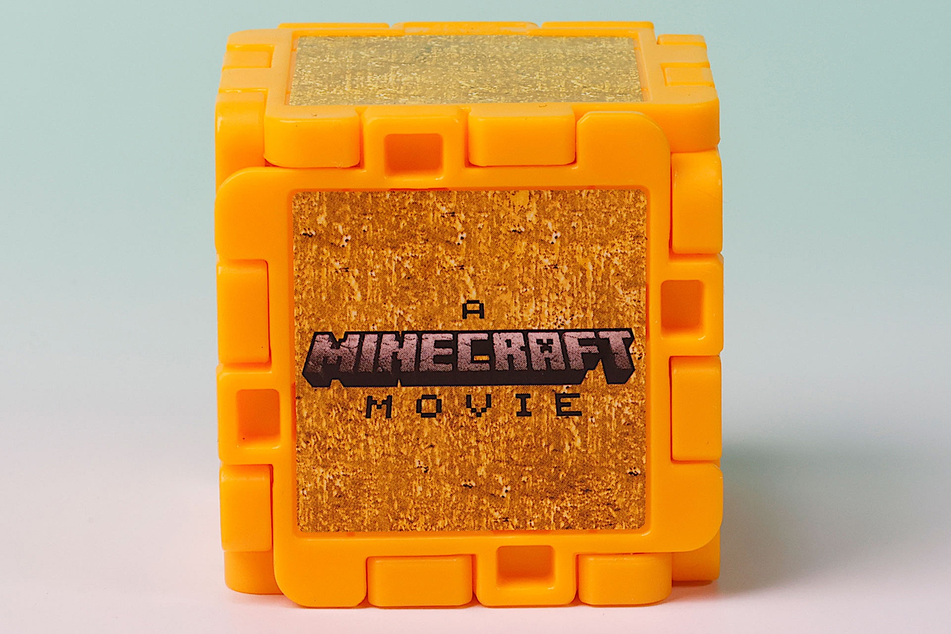 見た目は黄色いブロックだ