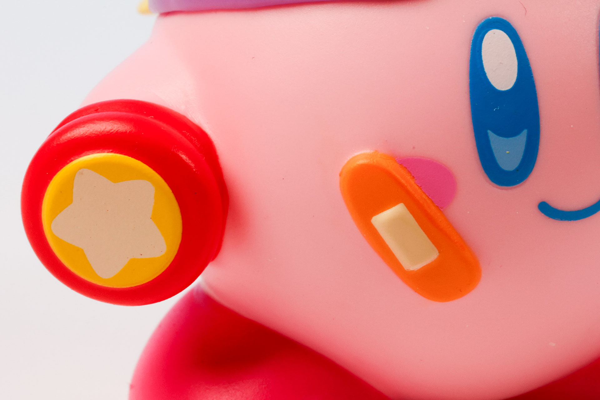 カービィの頬には絆創膏が貼られている