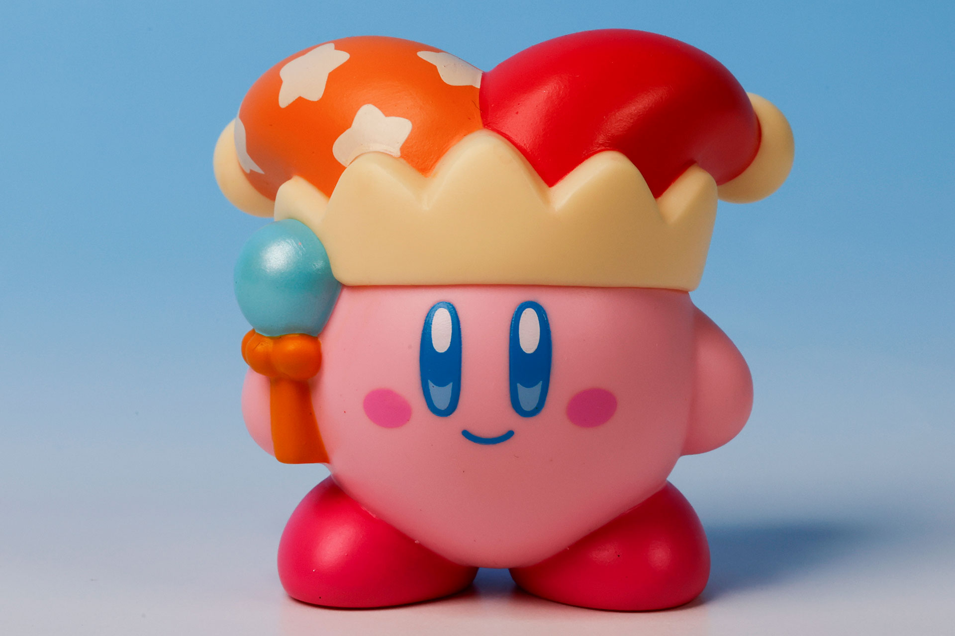 ステッキを手に持ちニッコリしているカービィ