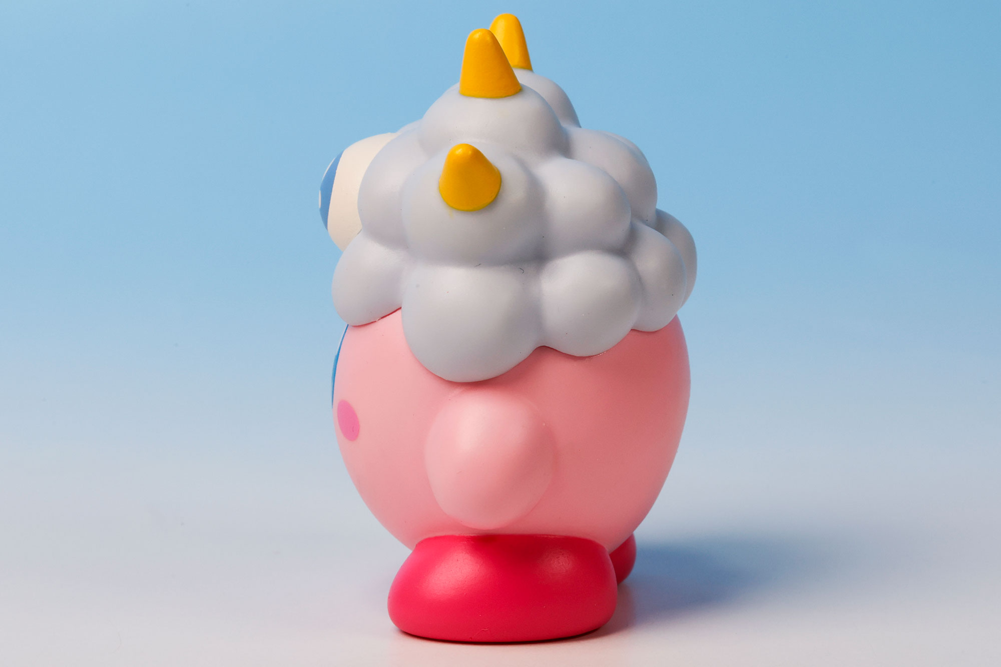 横からでも頭のツノがわかる