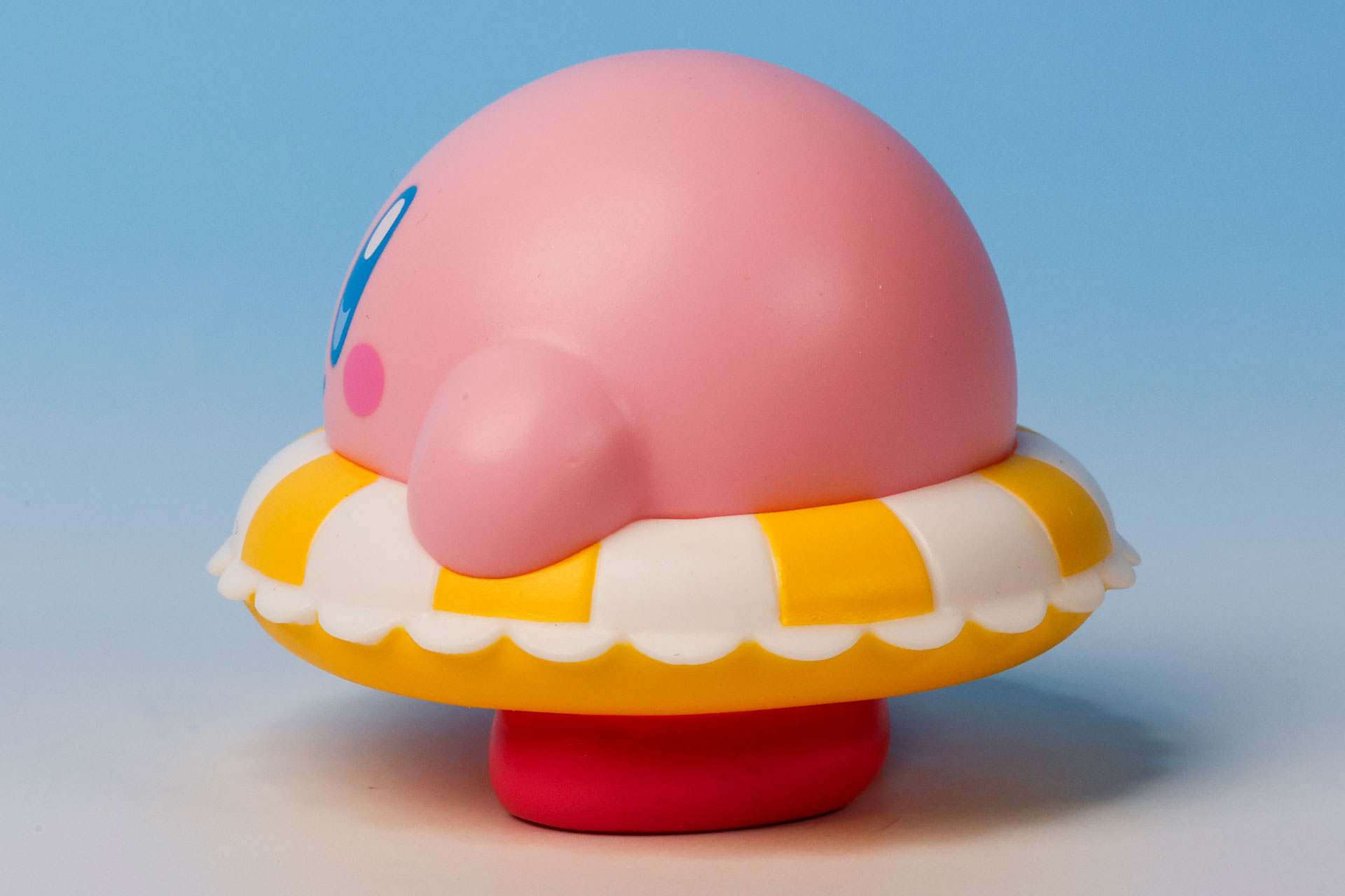 体のサイズに合わせて、浮き輪も大きめだ