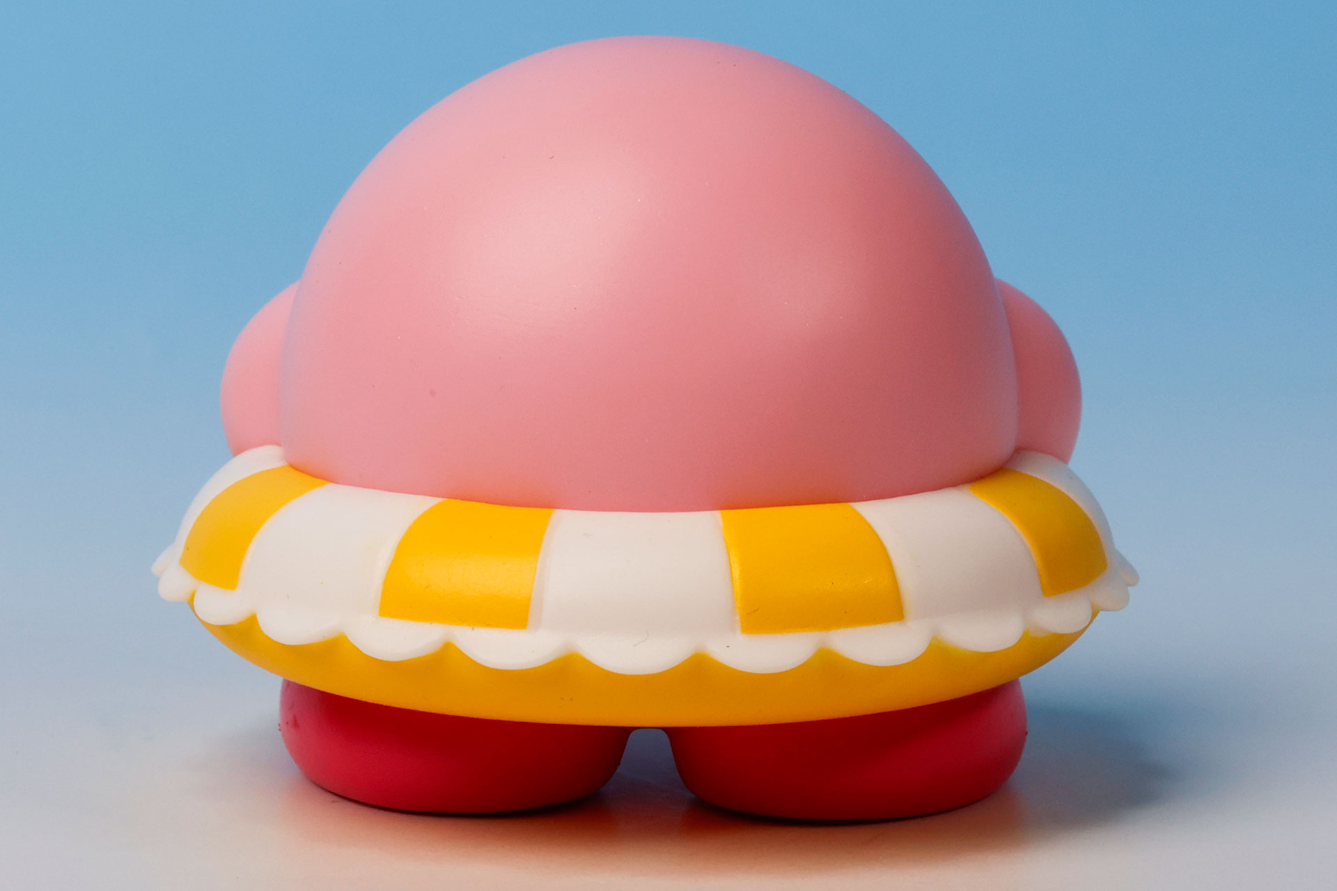 今回の「ころんとソフビ」は、いずれも自立させることができる