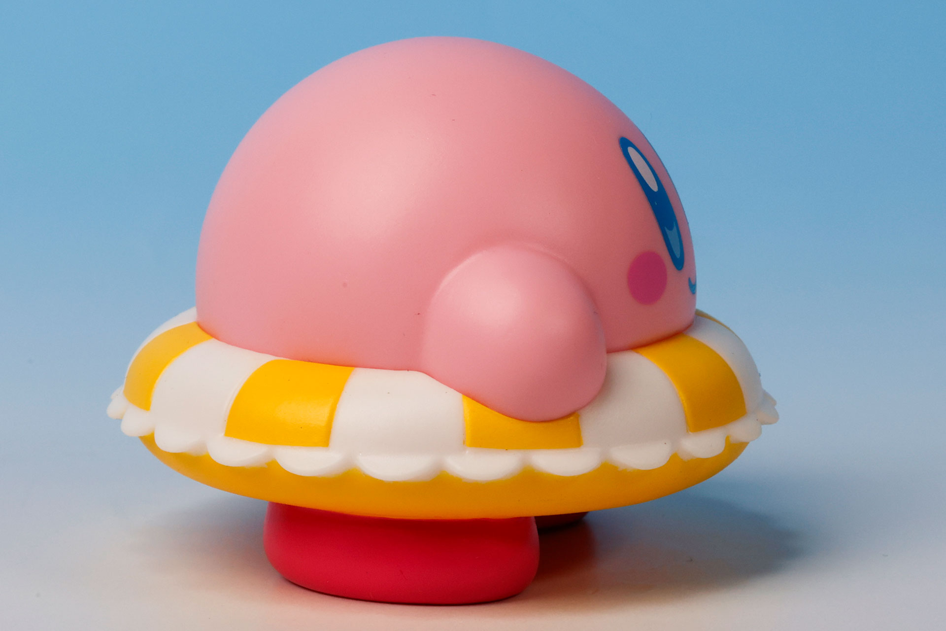 どうやって浮き輪を付けたのかも気になる