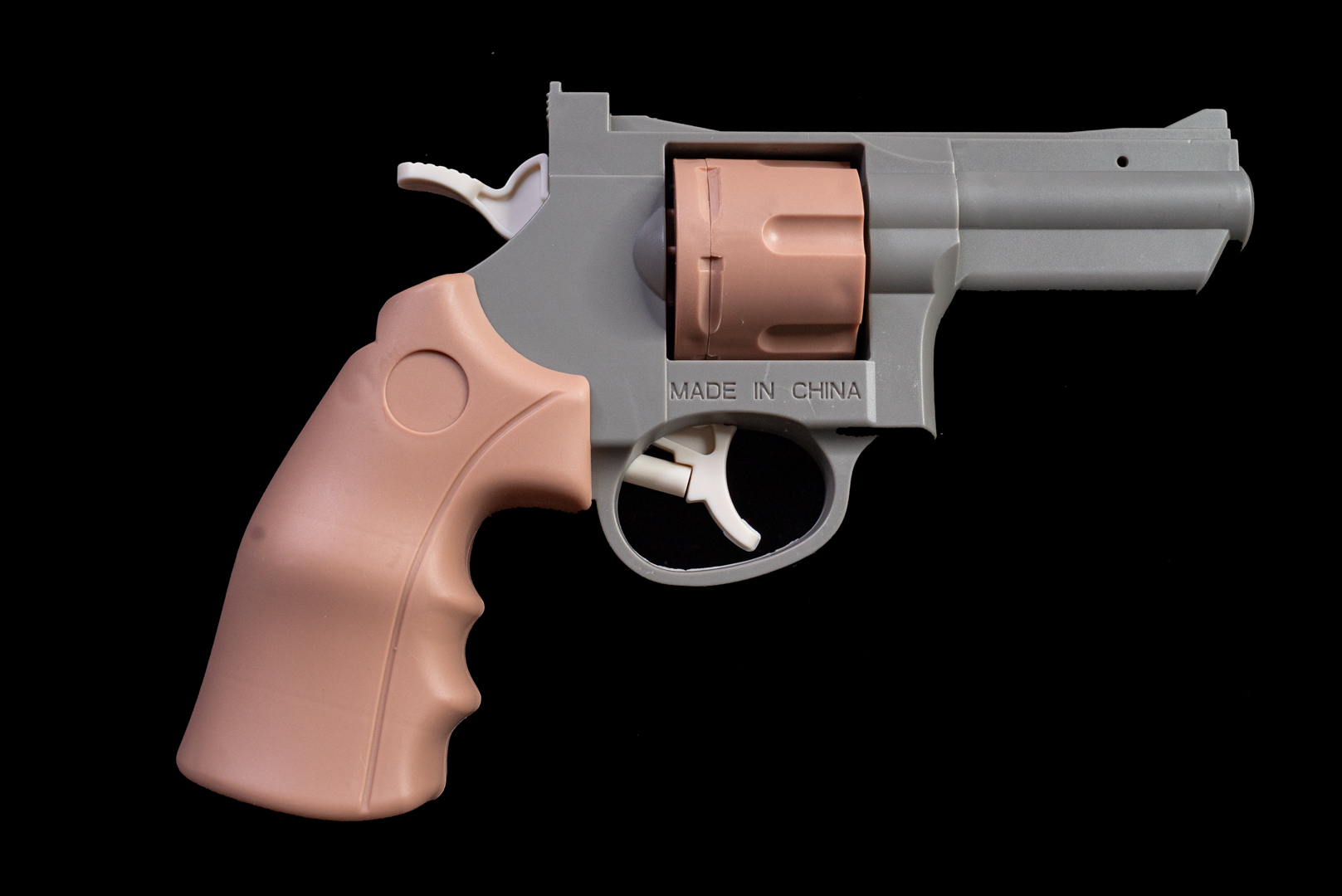 まさにリボルバーって感じのゴツイフォルムがたまらん