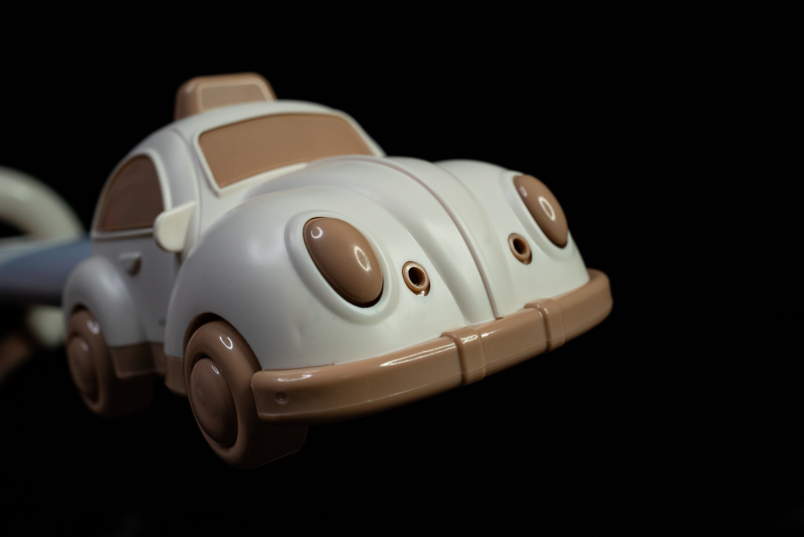 車のフロント部分から給水と噴射を行う