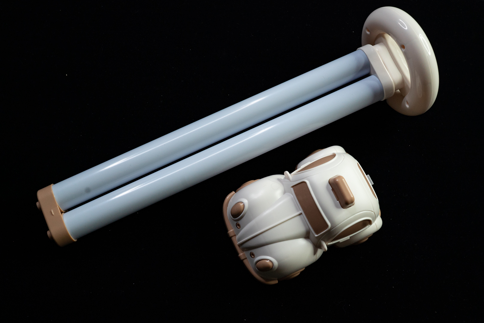 購入時にはバラバラだが、分解して仕舞えるし、車だけでも遊べるのがウレシイ