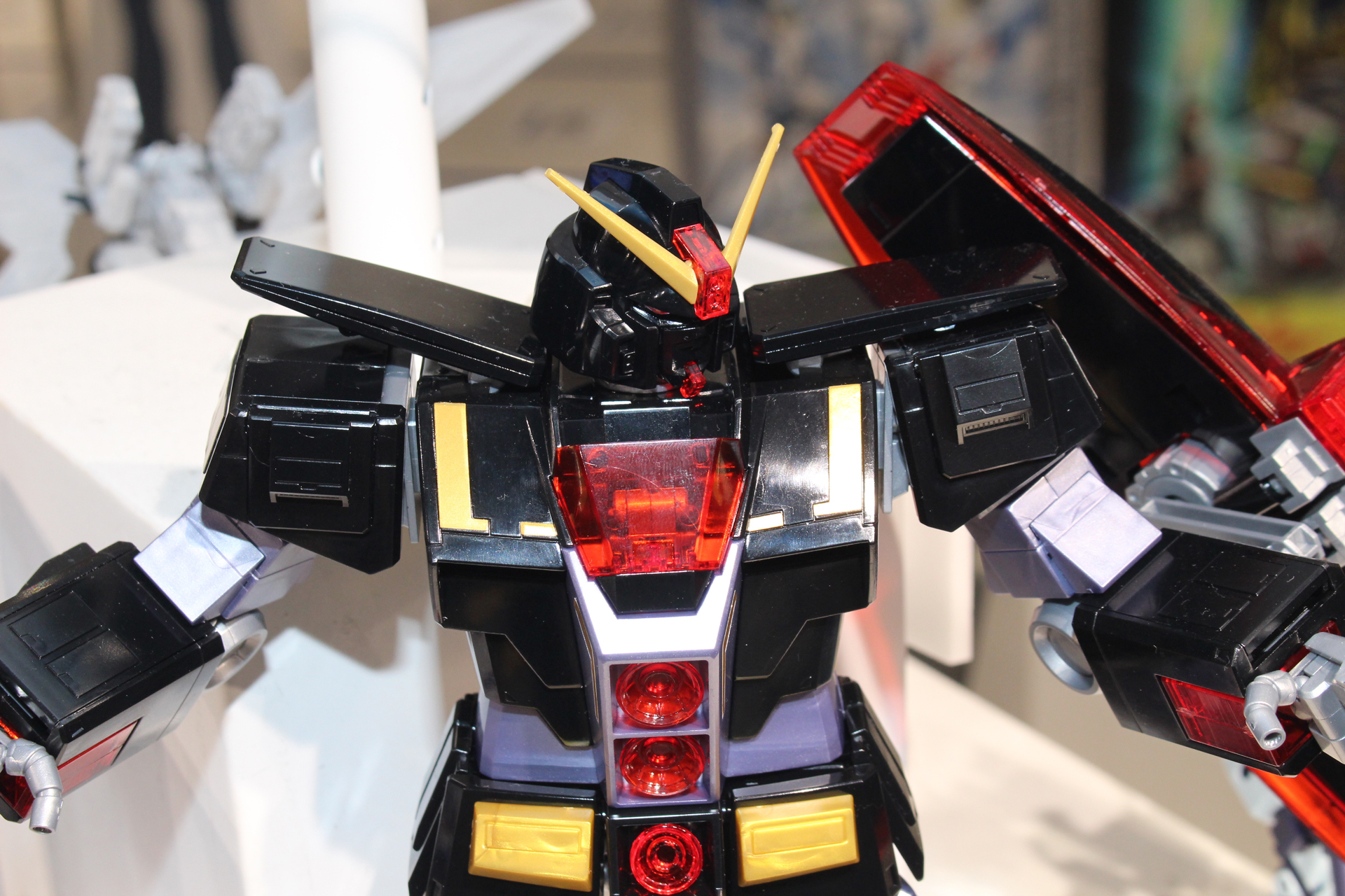 装甲は艶のある黒、赤い部分はクリアレッドで成形されている