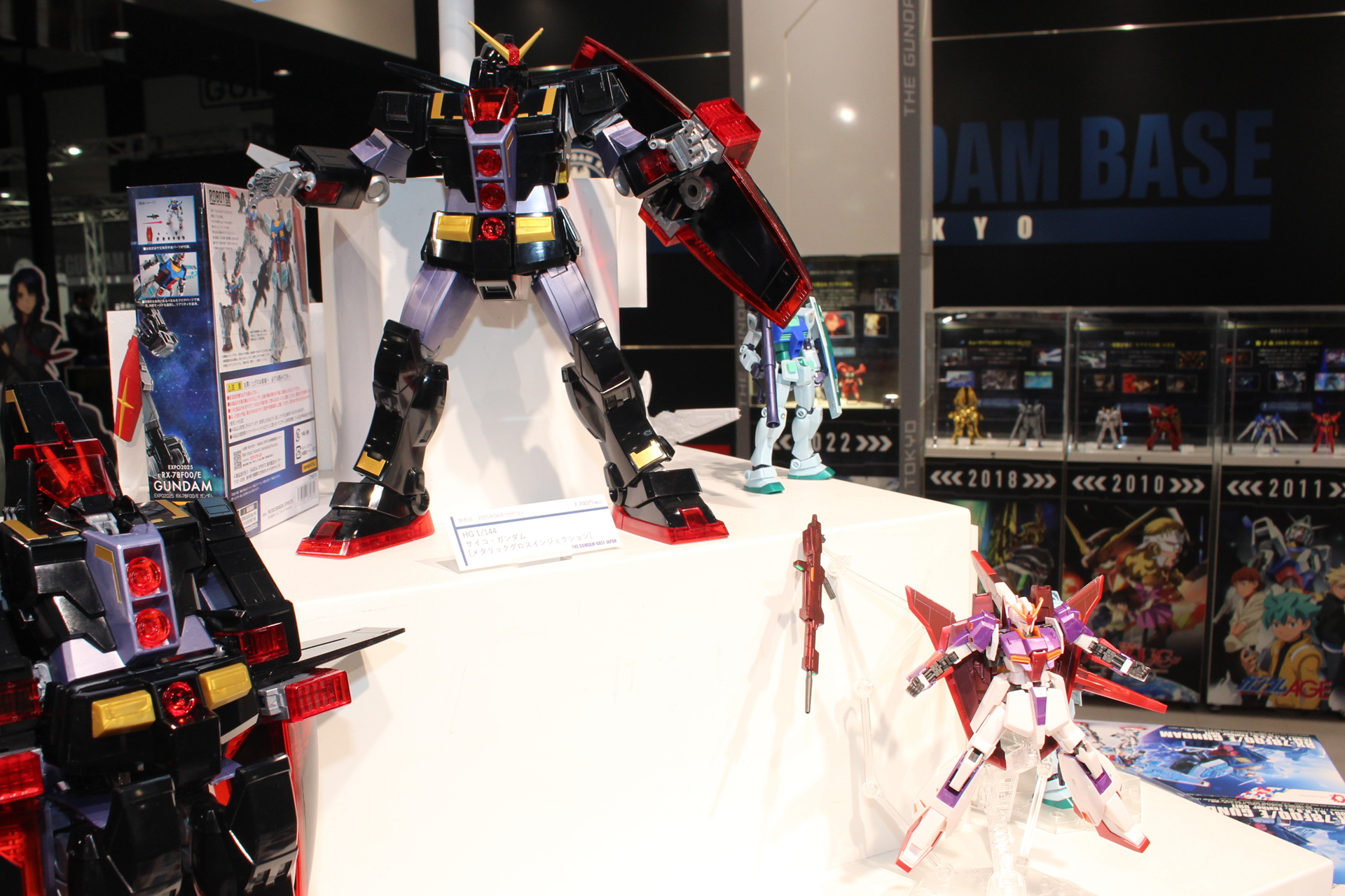 同日に発売された「HG ゼータガンダム[U.C.0088] （バイオセンサーイメージカラー）」（右下）との比較。大きさは倍近くある