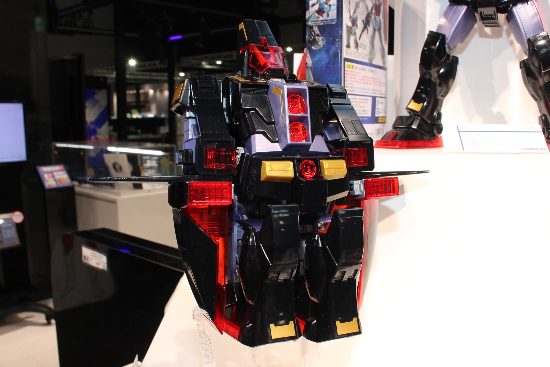 一部差し替えによるモビルフォートレスへの変形。余剰パーツはほとんどない