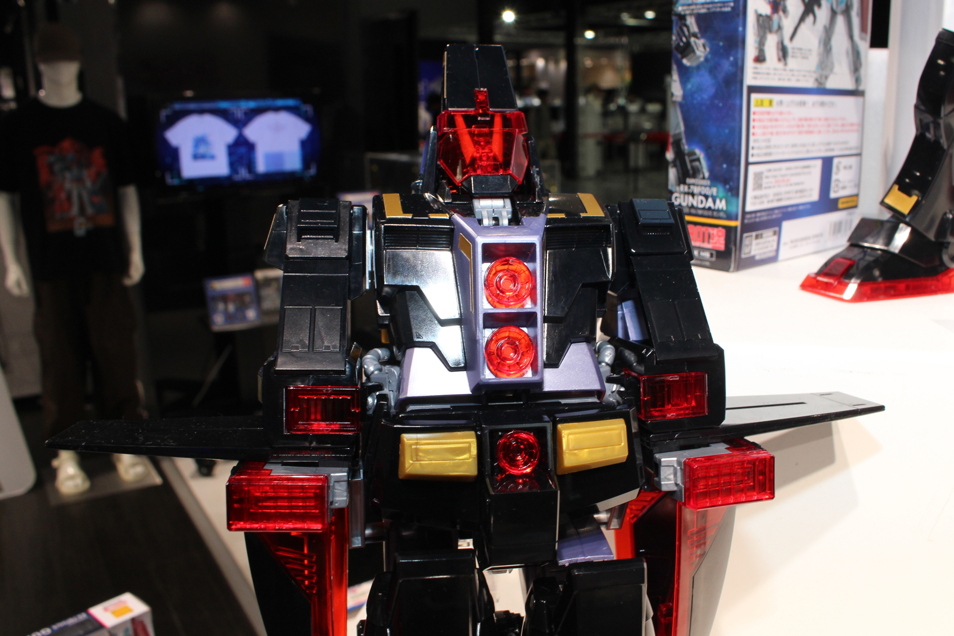 胸部カバーがクリアパーツになったことにより、変形後に中身が見えるのが面白い