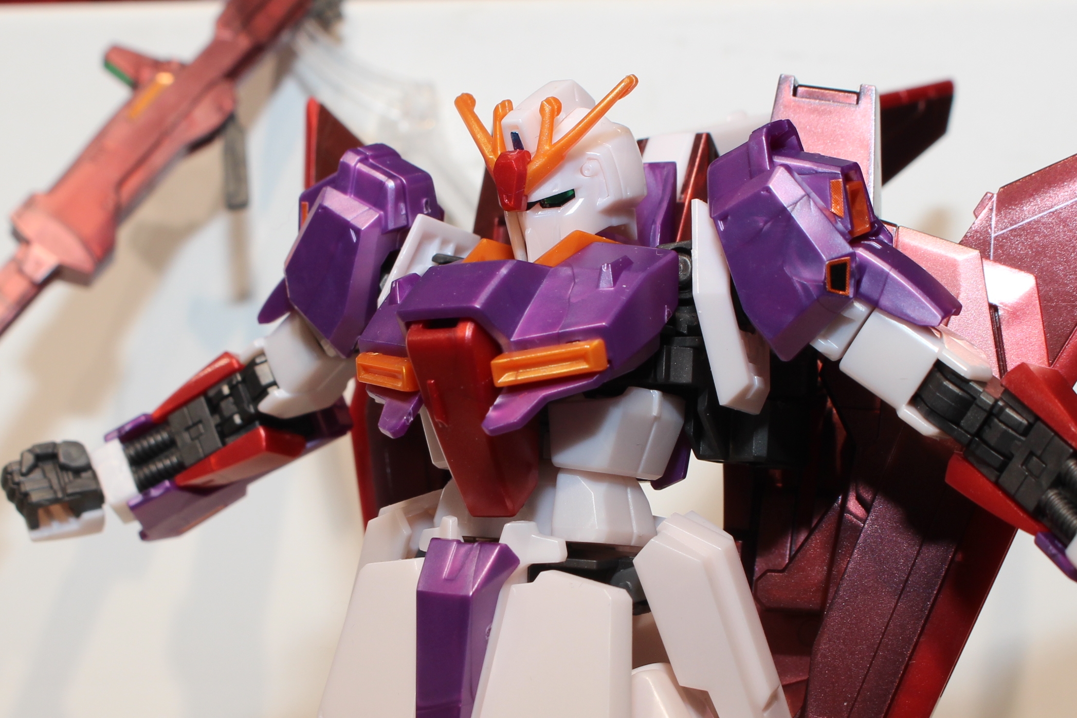 主なパーツはメタリックカラーのパーツとなっている