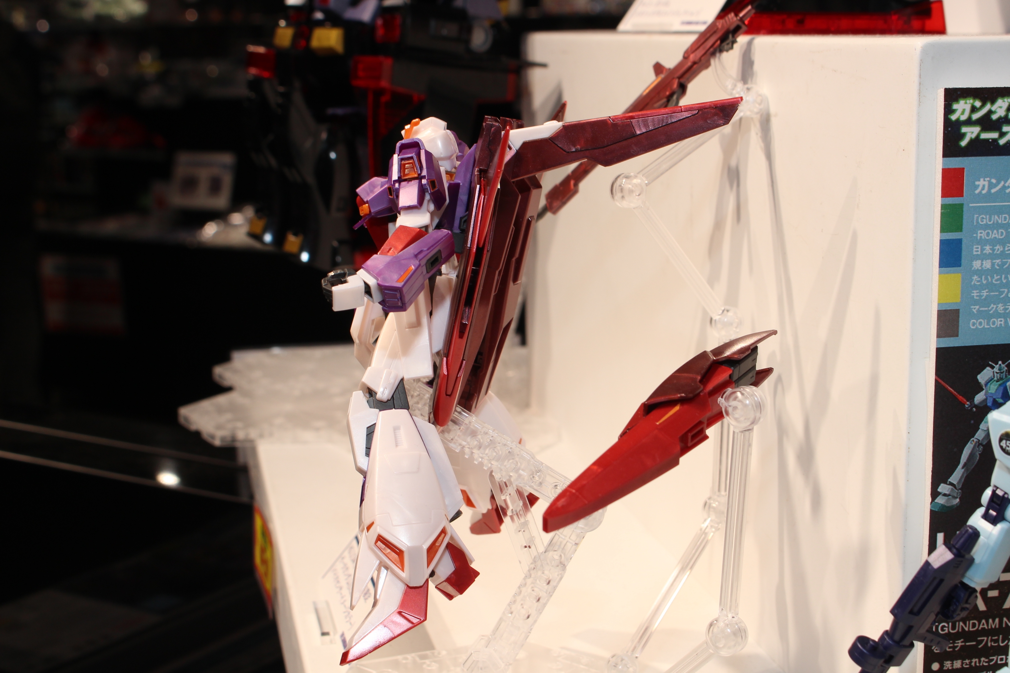 右に見えるシールドは伸縮ギミックを内蔵