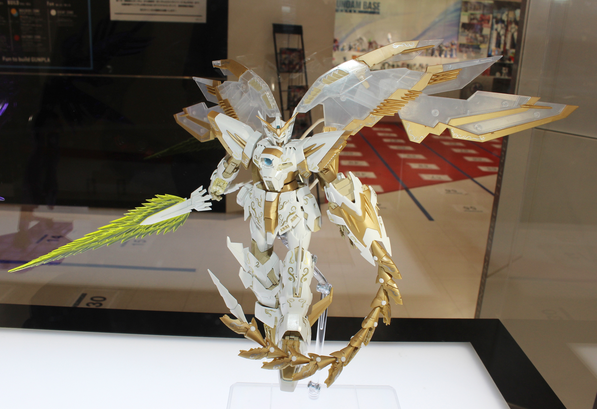 「MG 1/100 ガンダムエピオンEW [CROSS CONTRAST COLORS / CLEAR WHITE]」。4月26日発売（ガンダムベースでの発売日）。価格は7,150円。ガンダムベース販売商品