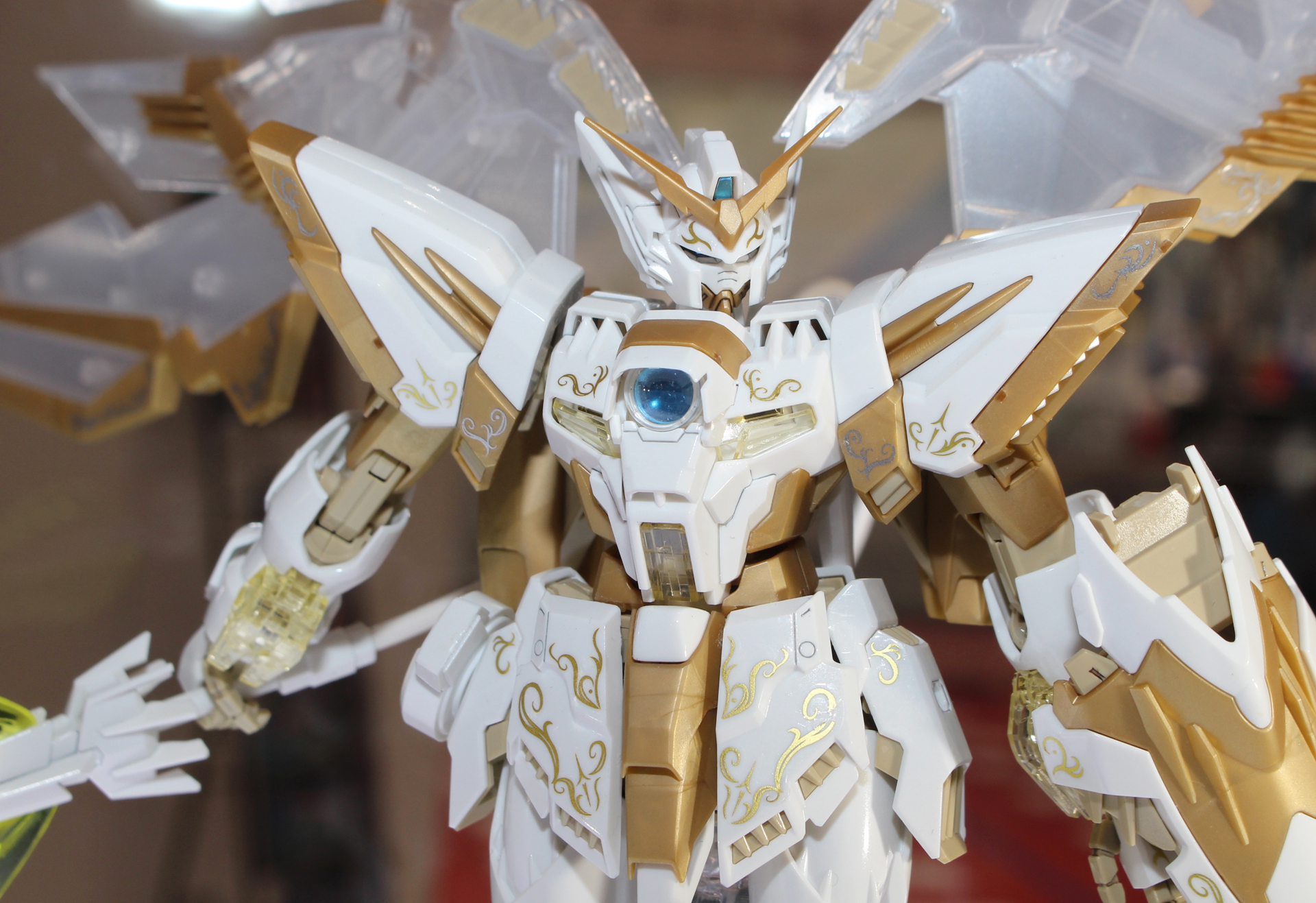 成形色により、表面の質感が異なっている