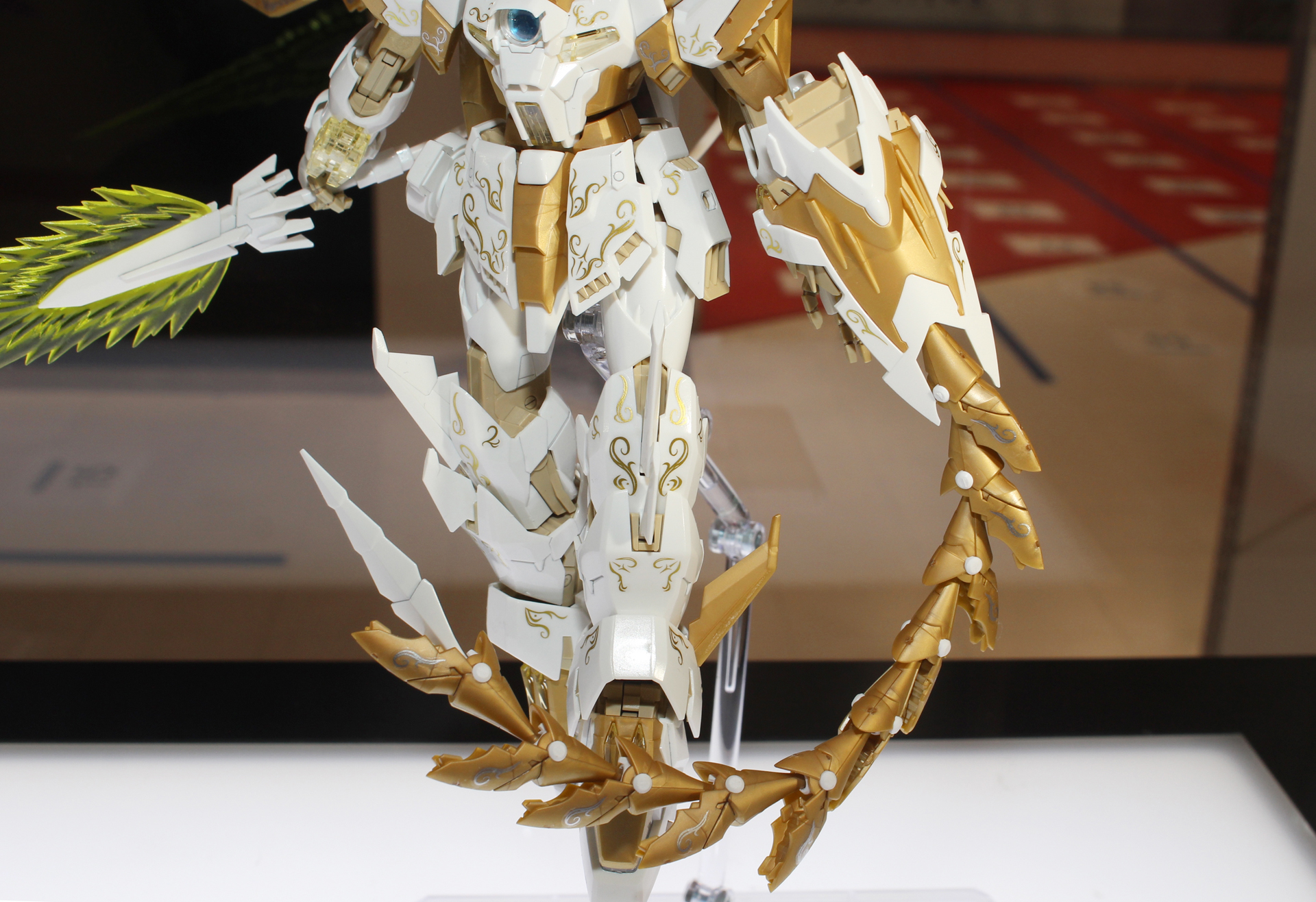 表面の模様は鏡面仕様の水転写デカール