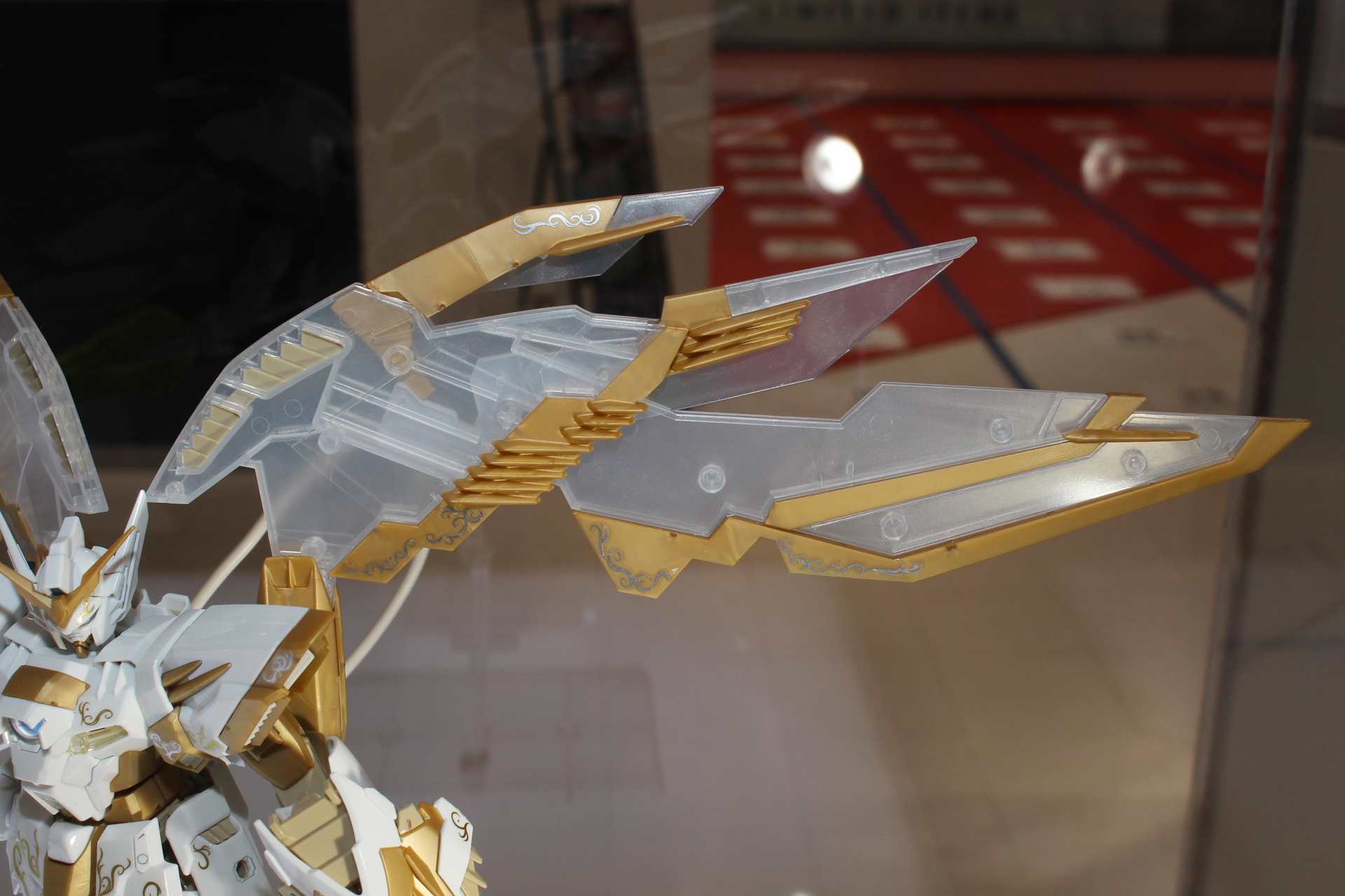 ウイングは半透明のクリアカラー。内部のゴールドのパーツが透けて見える